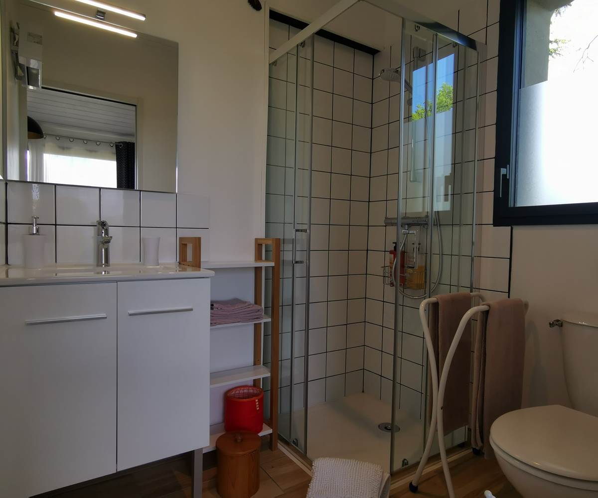 Salle d'eau et toilettes privatifs, chambre d'hôtes Chêne rouge, moulin de La Retardière