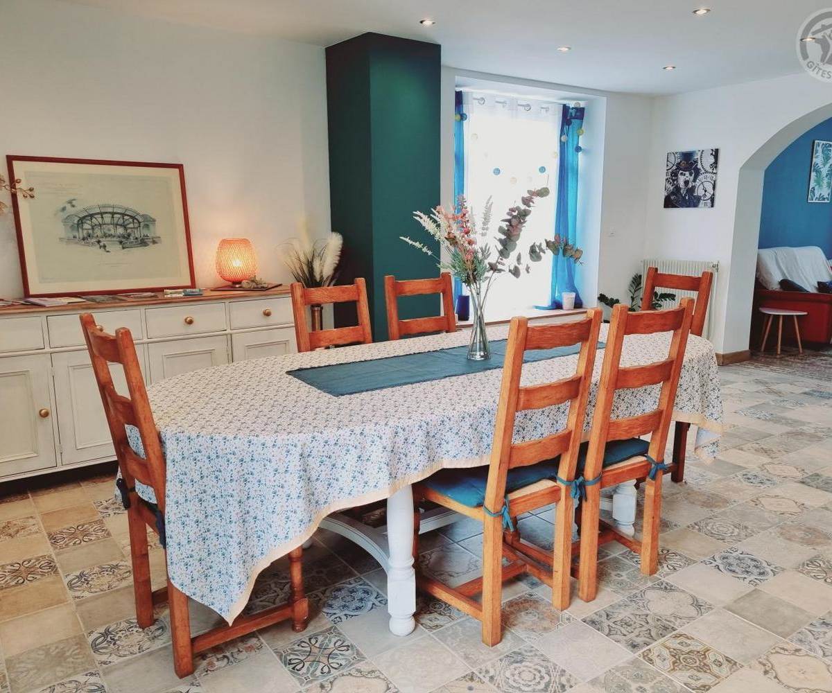 Table pour 11 personnes dans un logement de groupe à Lille