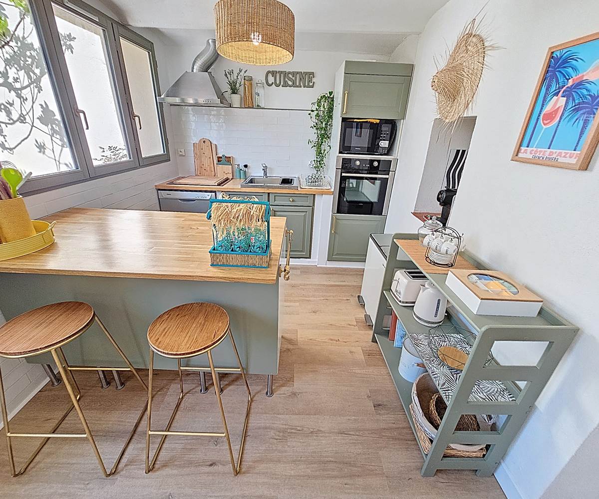 Cuisine tout équipée à la décoration chaleureuse.