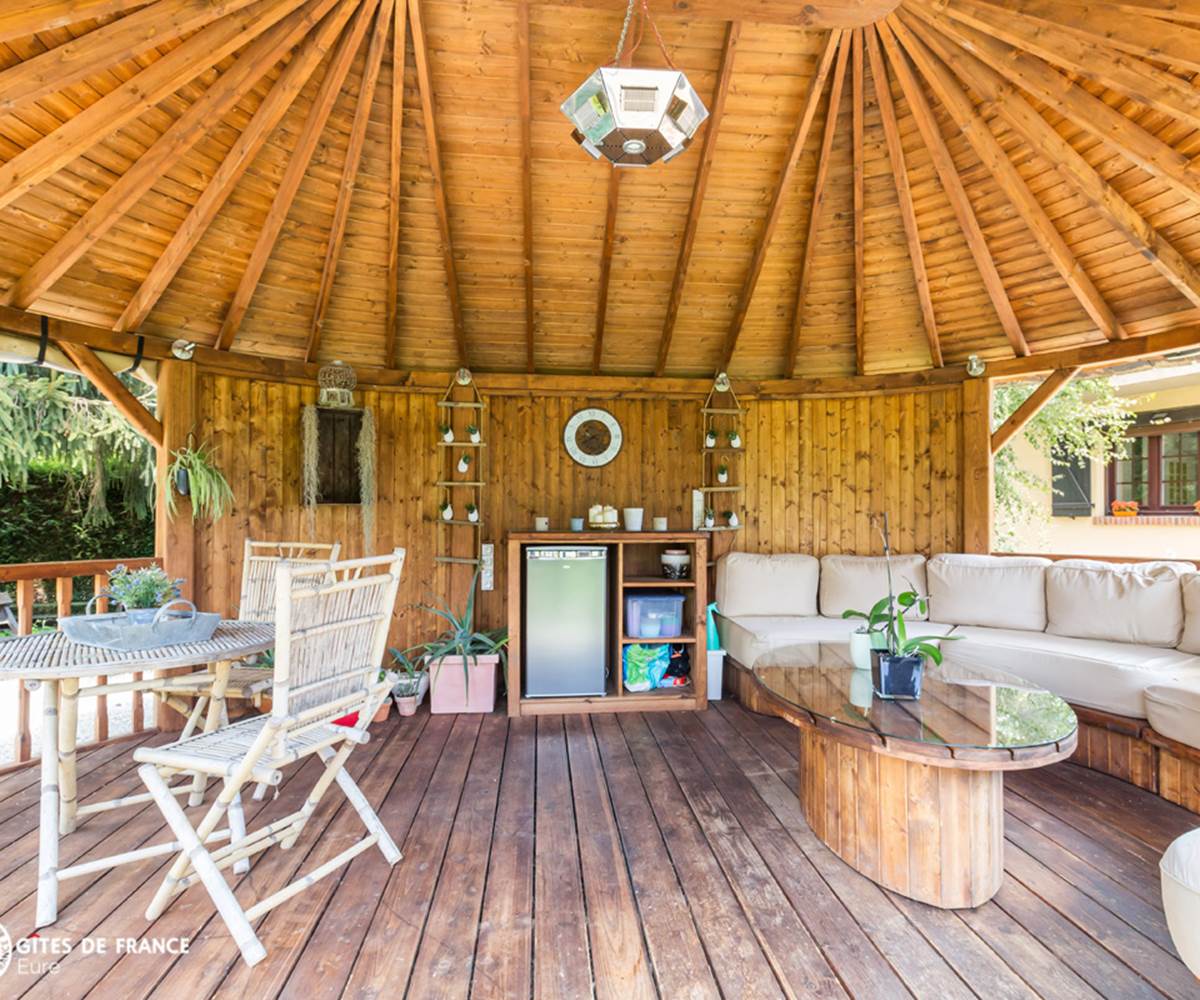 Espace de convivialité extérieur avec vue sur la nature