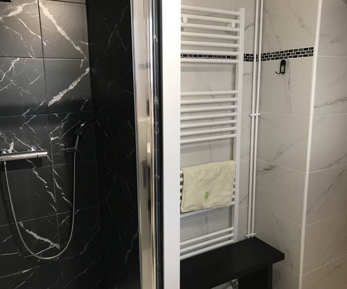 salle d'eau côté douche +seche serviette