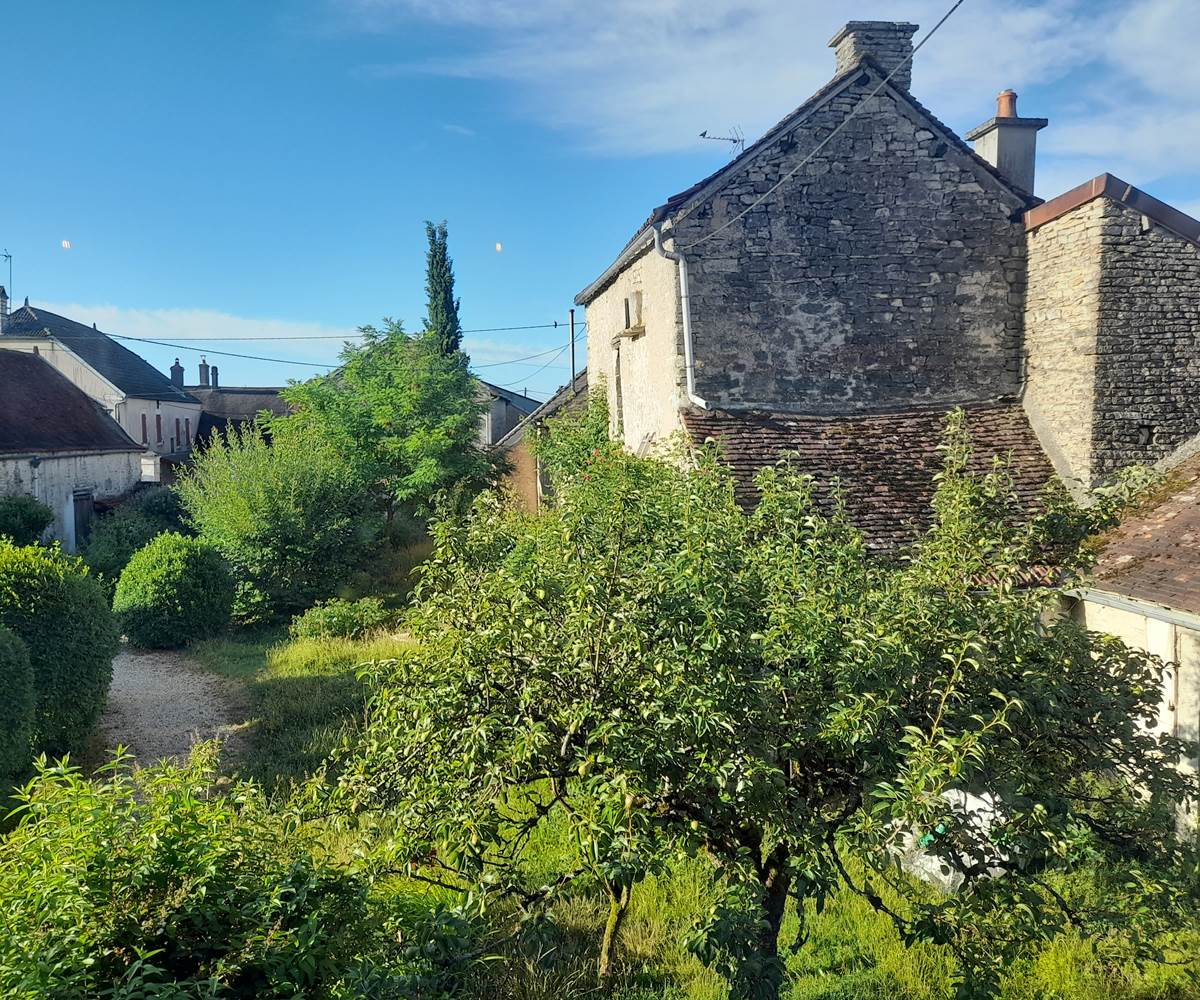 Vue sur le four à pain depuis la Chambre Poirier en début de matinée. La chambre est exposée plein sud.