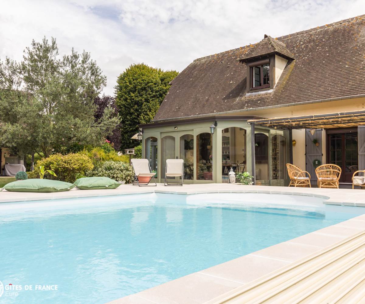 Le Gîte avec son accès directe à la piscine et sa vue imprenable sur le parc