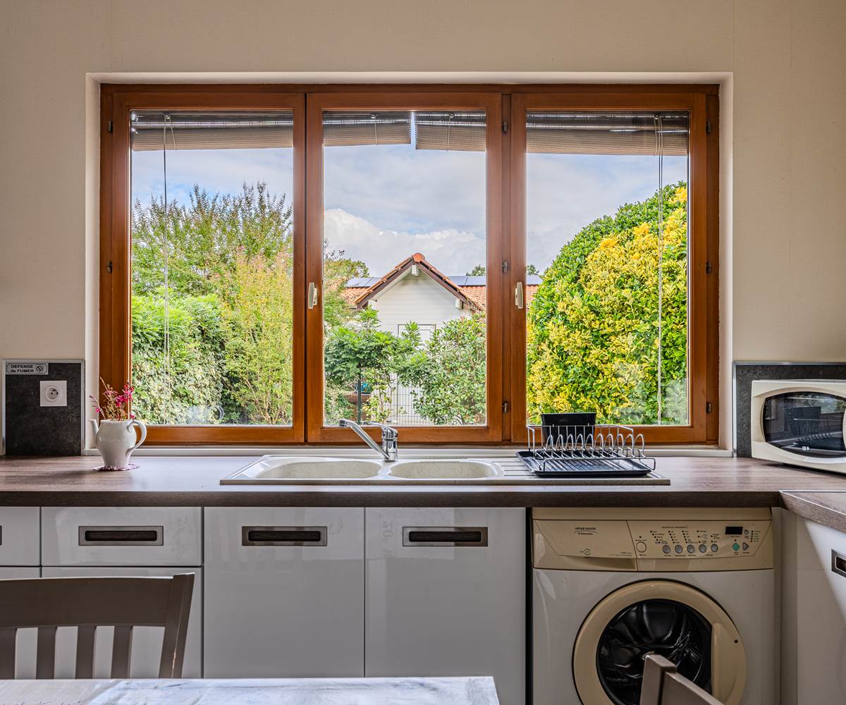 Cuisine gîte 1 vue jardin