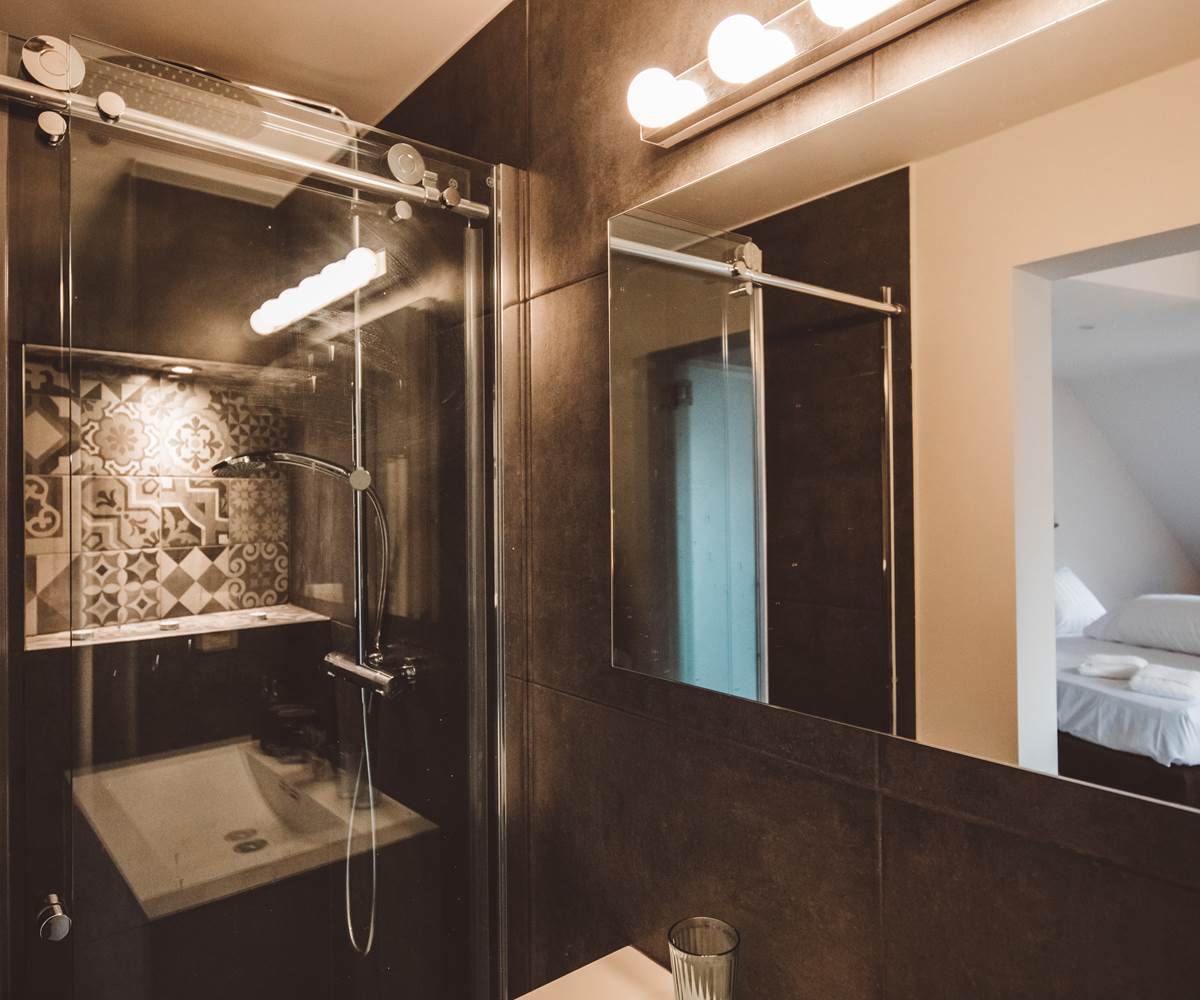 304 CHAMBRE DE LUXE- SALLE DE BAIN