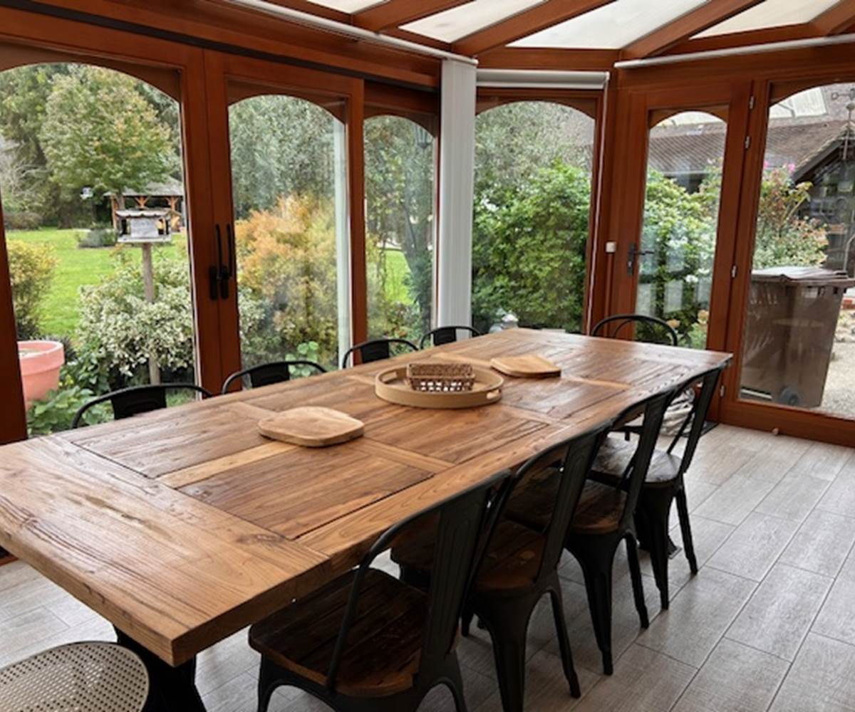 Véranda espace de convivialité pour prendre les repas