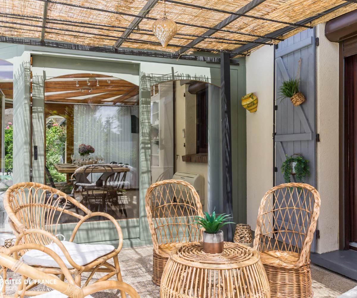 La Terrasse privative donnant sur la piscine et vue sur le parc