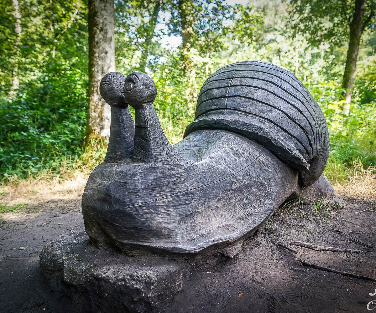 Sculpture en bois sur le sentier des Songes