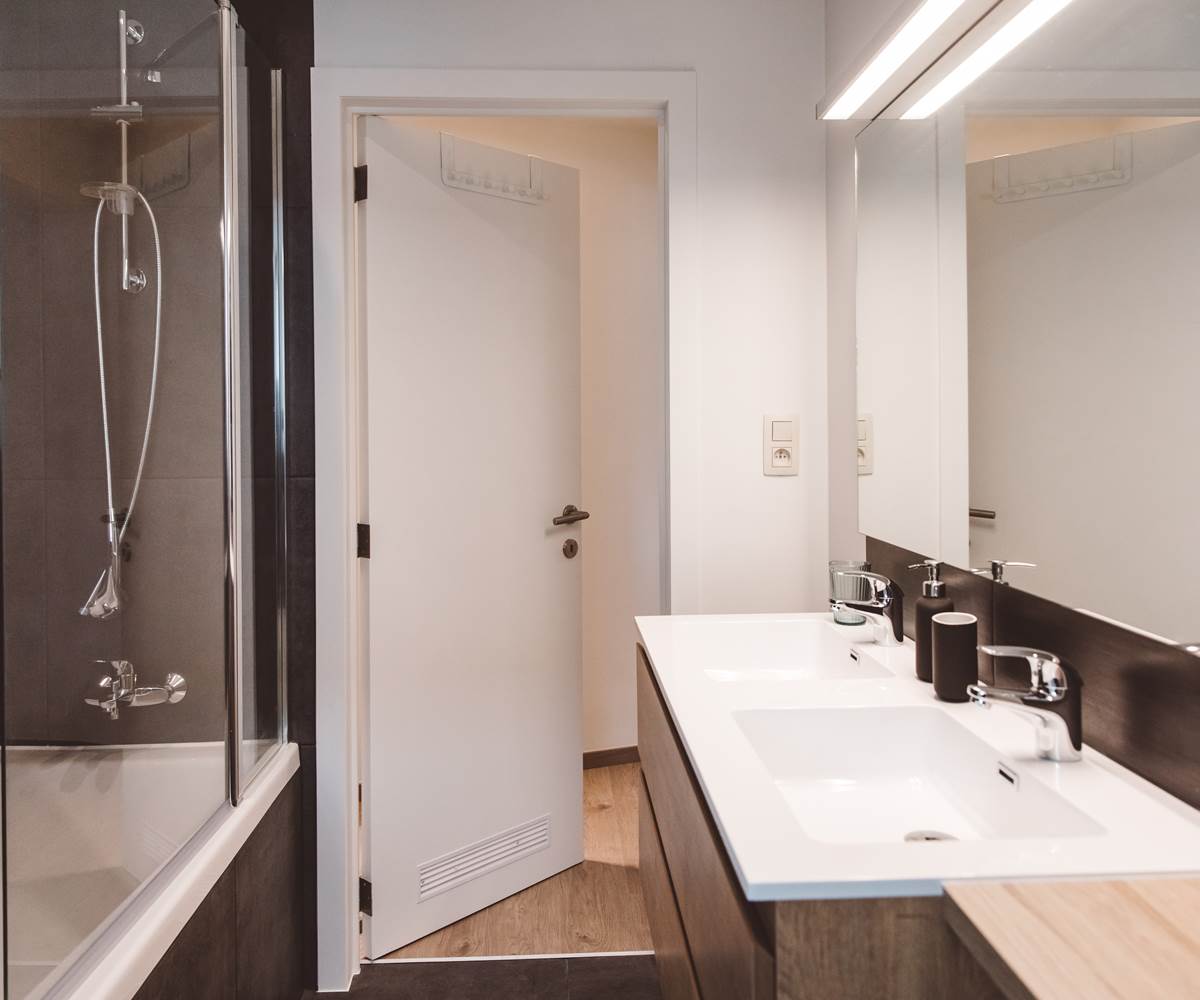303 CHAMBRE DELUXE -SALLE DE BAIN