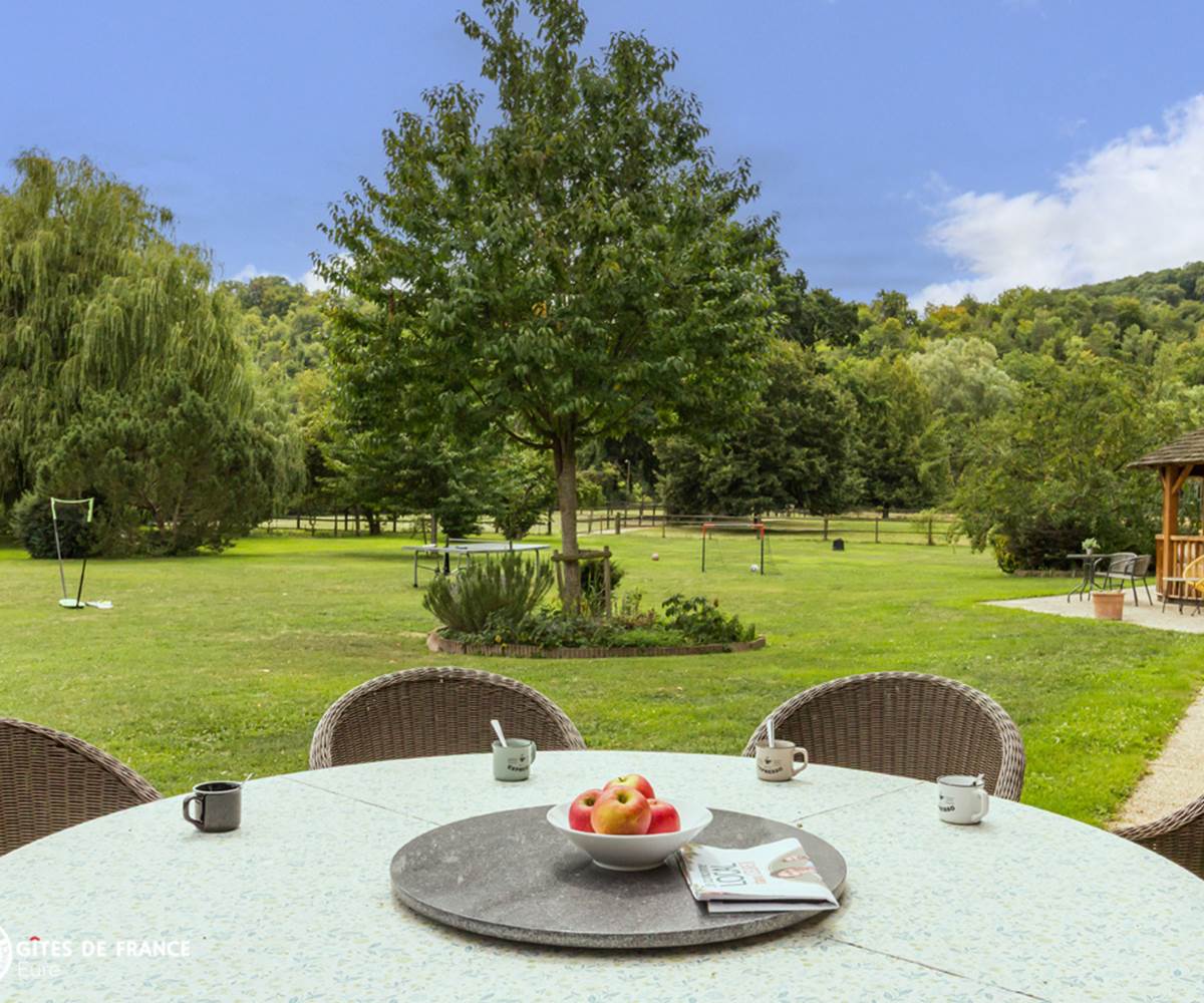 La terrasse des chambres d'hôtes et sa vue imprenable sur le parc