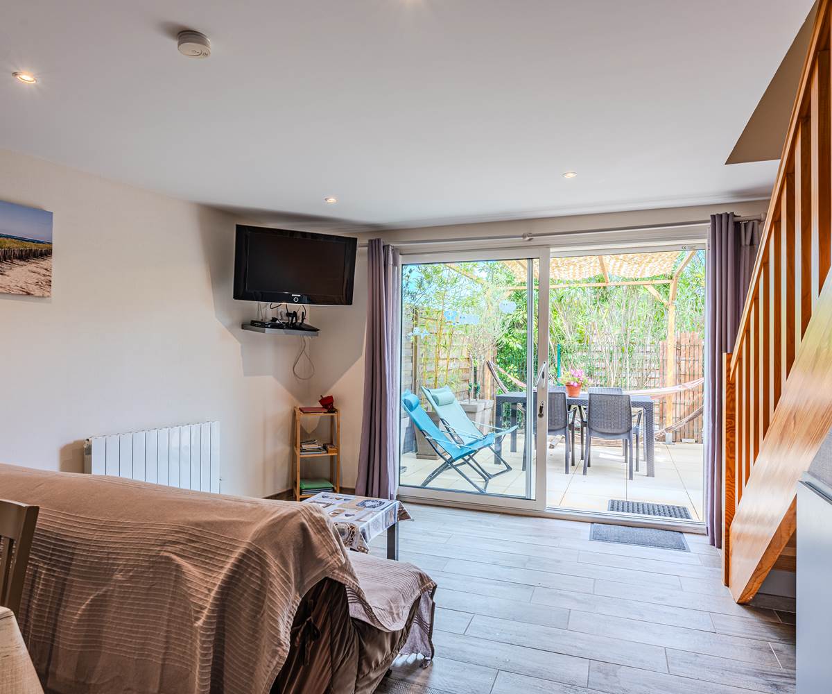 Salon gîte 2 vue sur terrasse