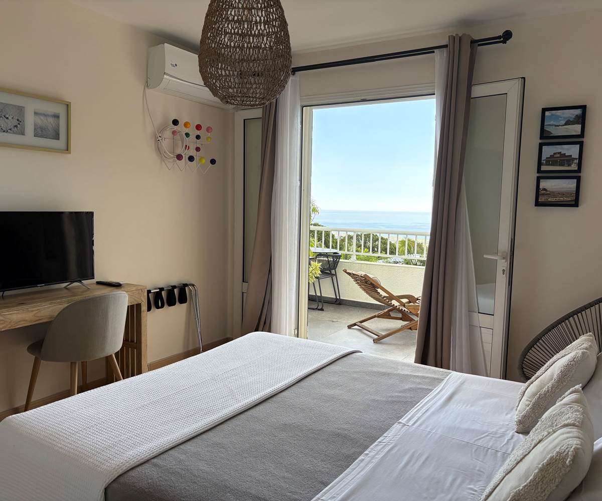 Chambre Galabé et sa terrasse vue mer, lit Queen-size et climatisation