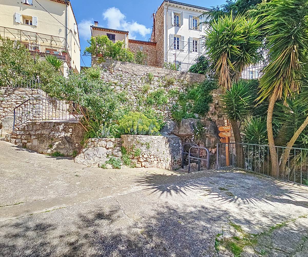 Dans l’un des villages pittoresques de Provence, ce duplex de charme est une véritable invitation à la douceur de vivre.