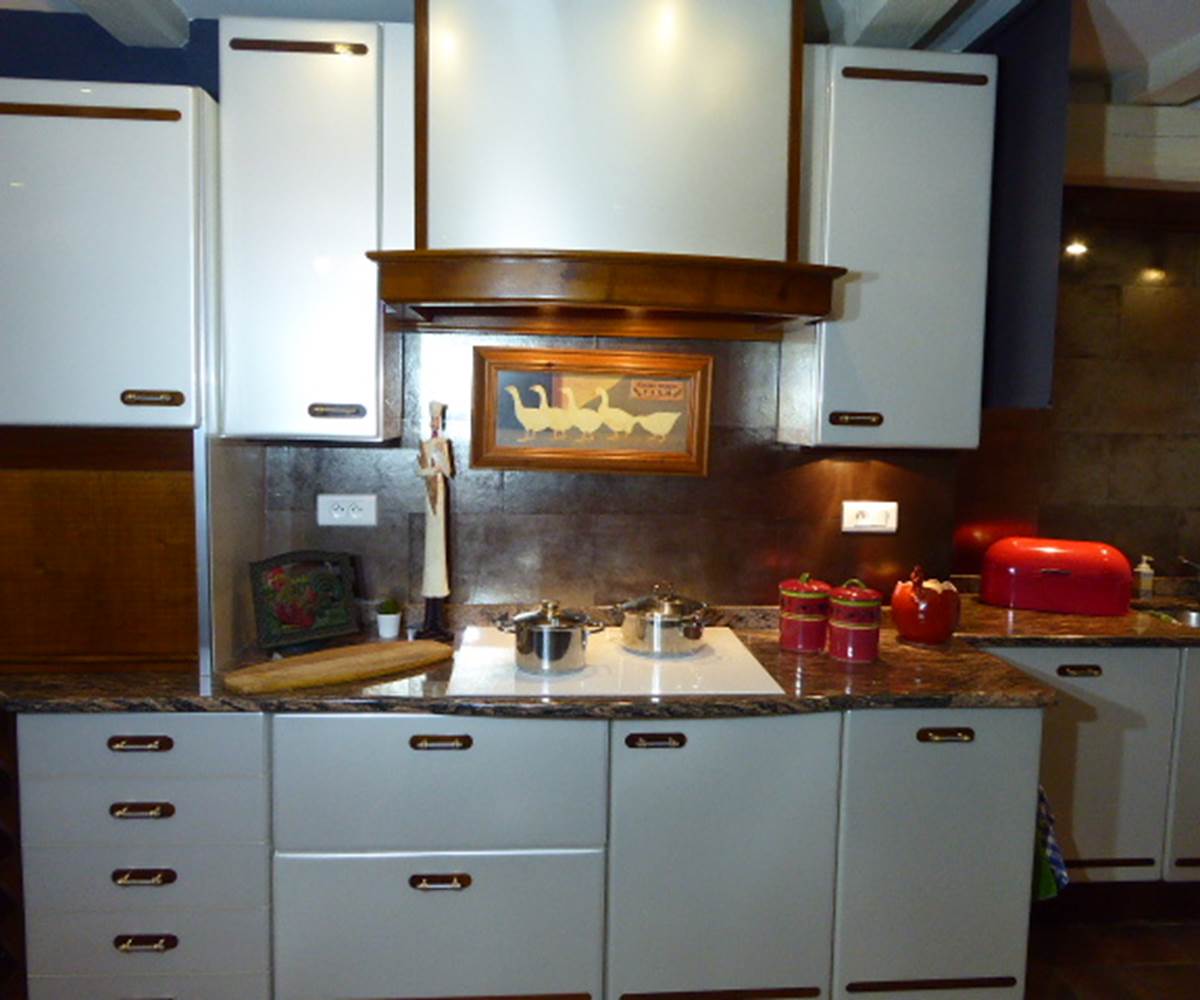 Grande cuisine équipée au rez-de-chaussée