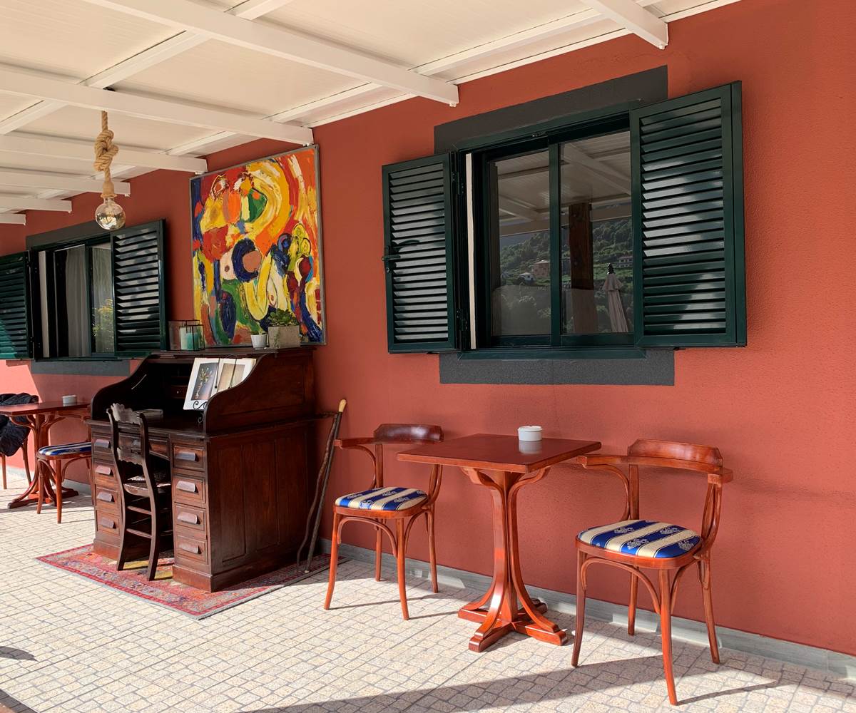 Espace pique-nique privatif pour boire et manger a l'abris devant chaque chambres - Private picnic area for drinking and eating in the shelter in front of each room