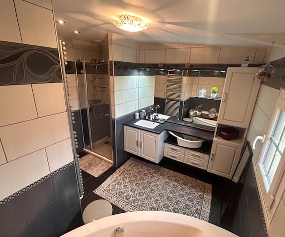 SDB rez de chaussée douche et baignoire