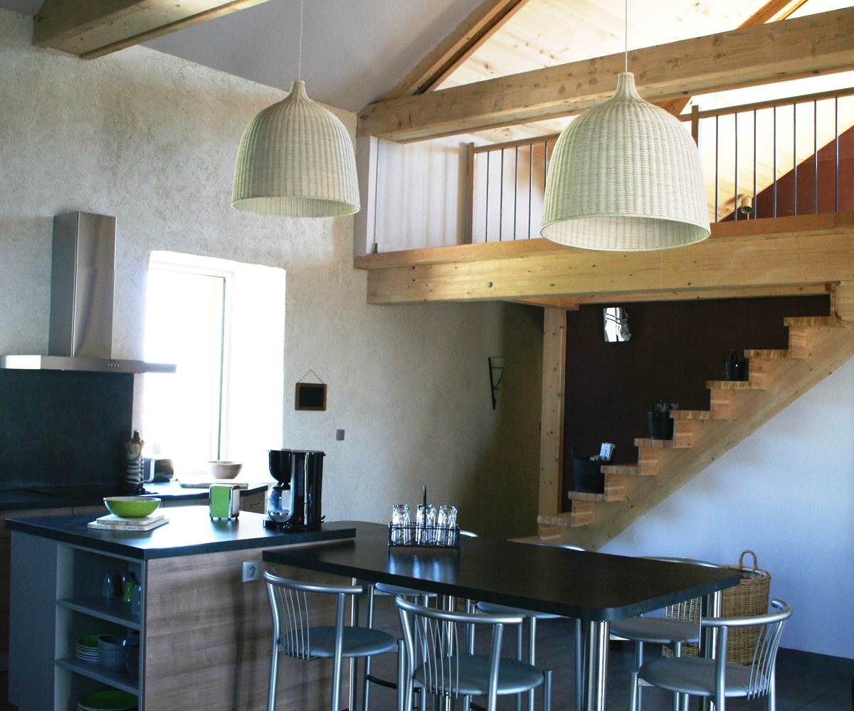 Cuisine bloc central et table repas