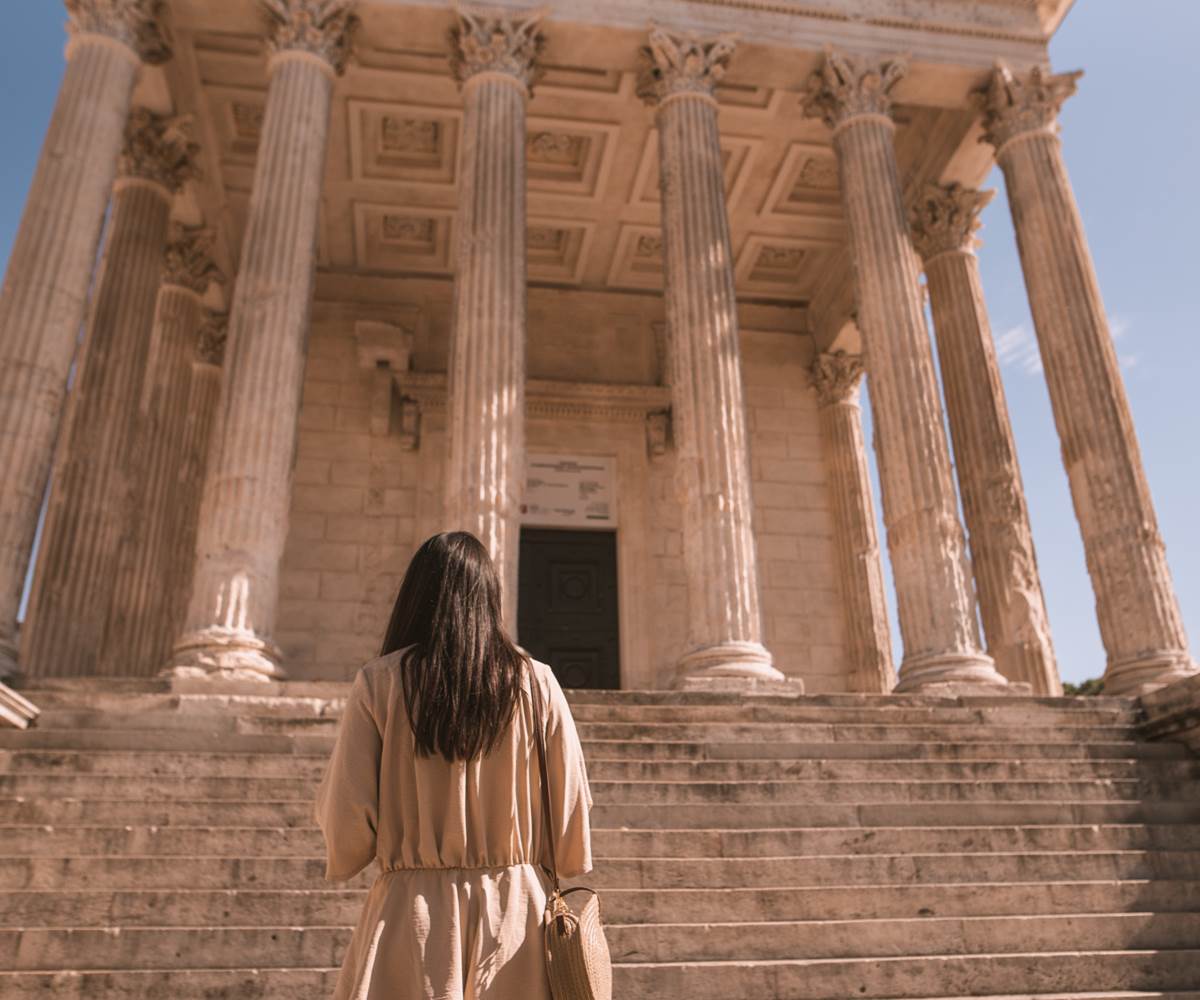 think big in front of the Maison Carrée