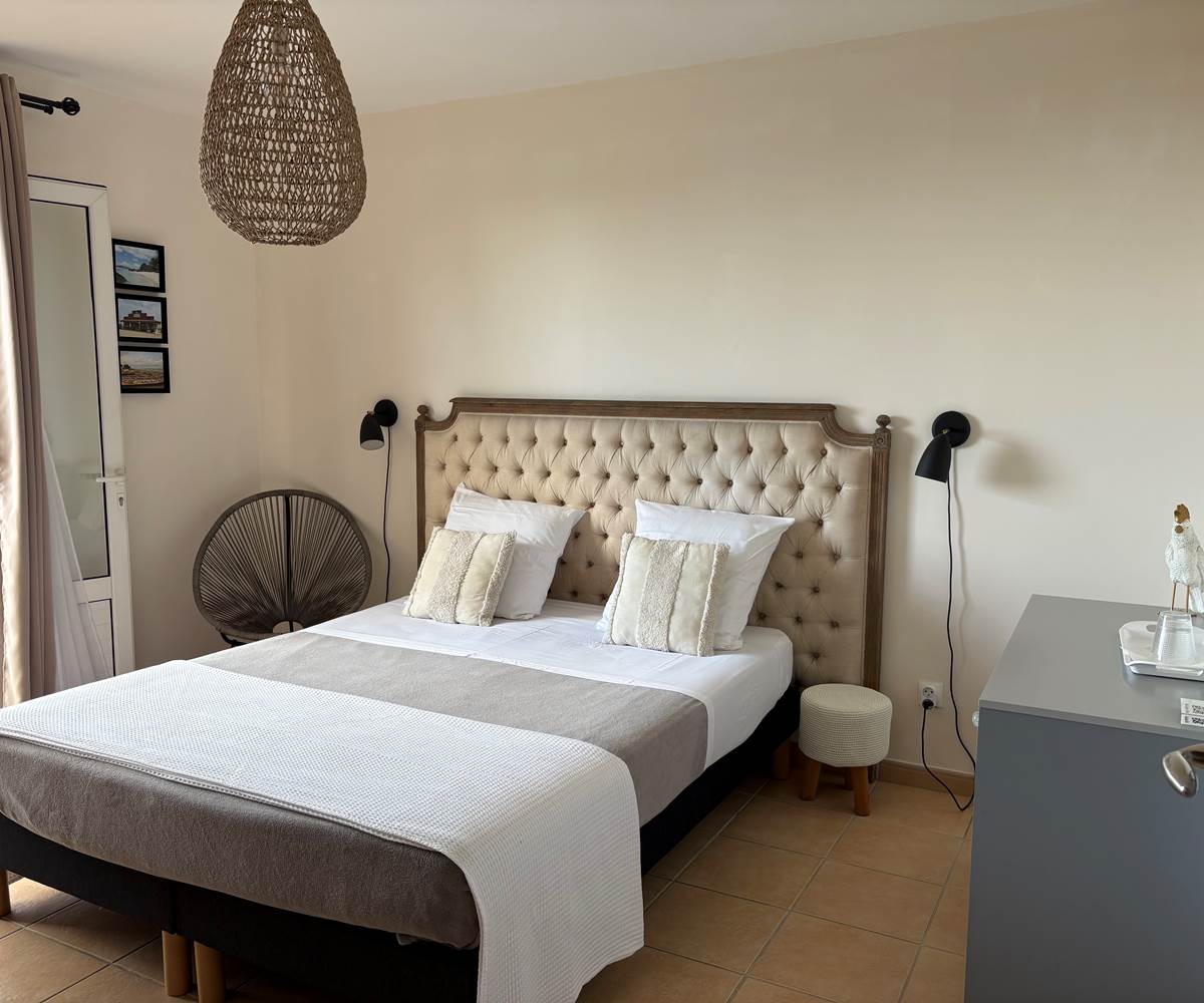 Chambre Galabé et sa terrasse vue mer, lit Queen-size et climatisation