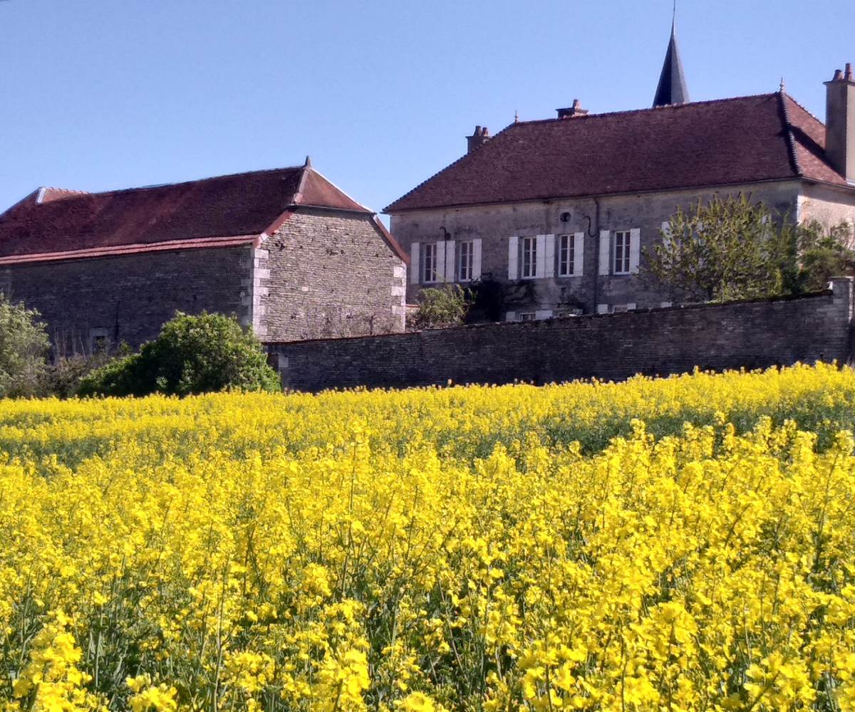 La chambre donne de ce côté de la maison