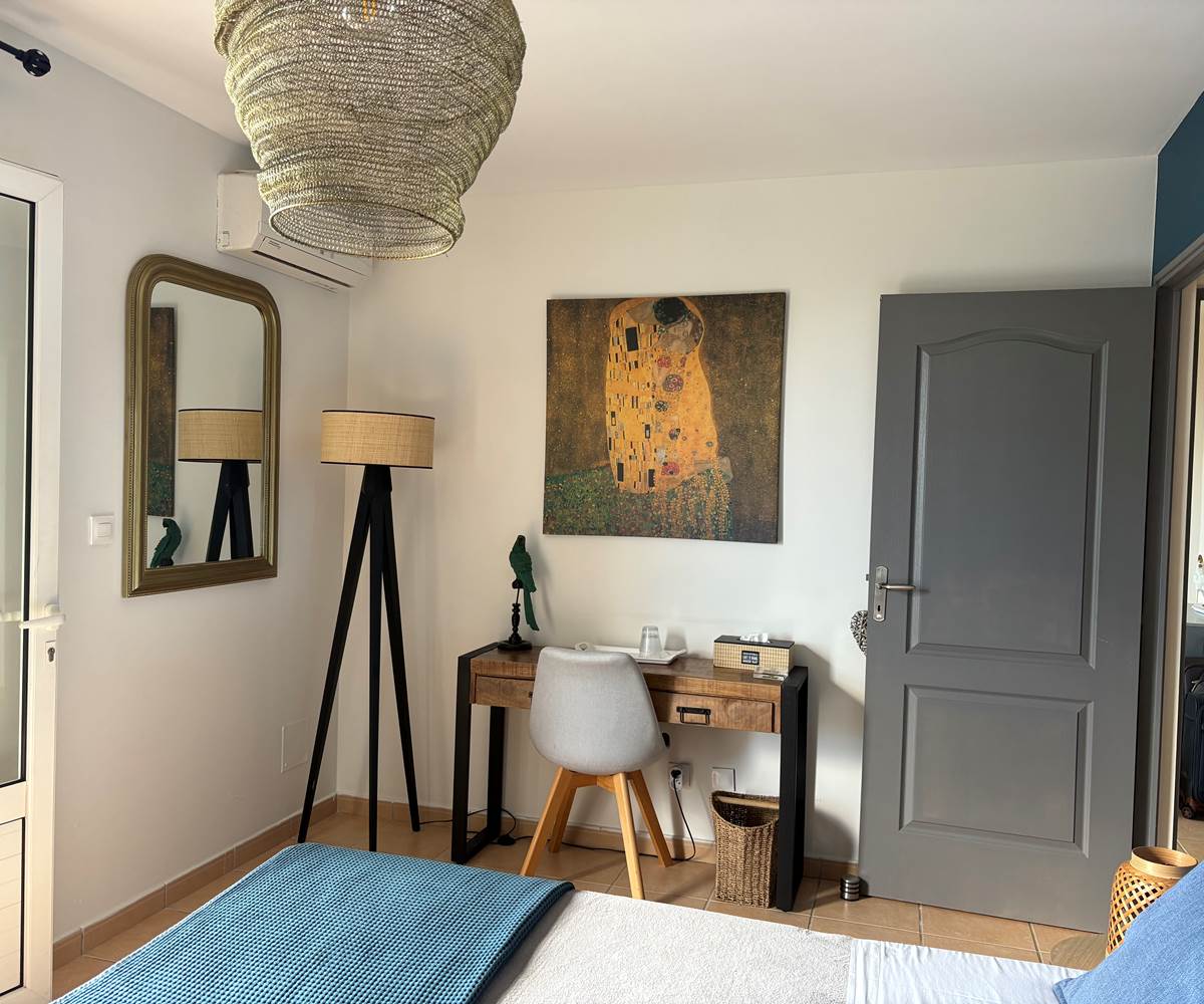 Chambre Tafia et sa terrasse vue mer, lit Queen-size et climatisation