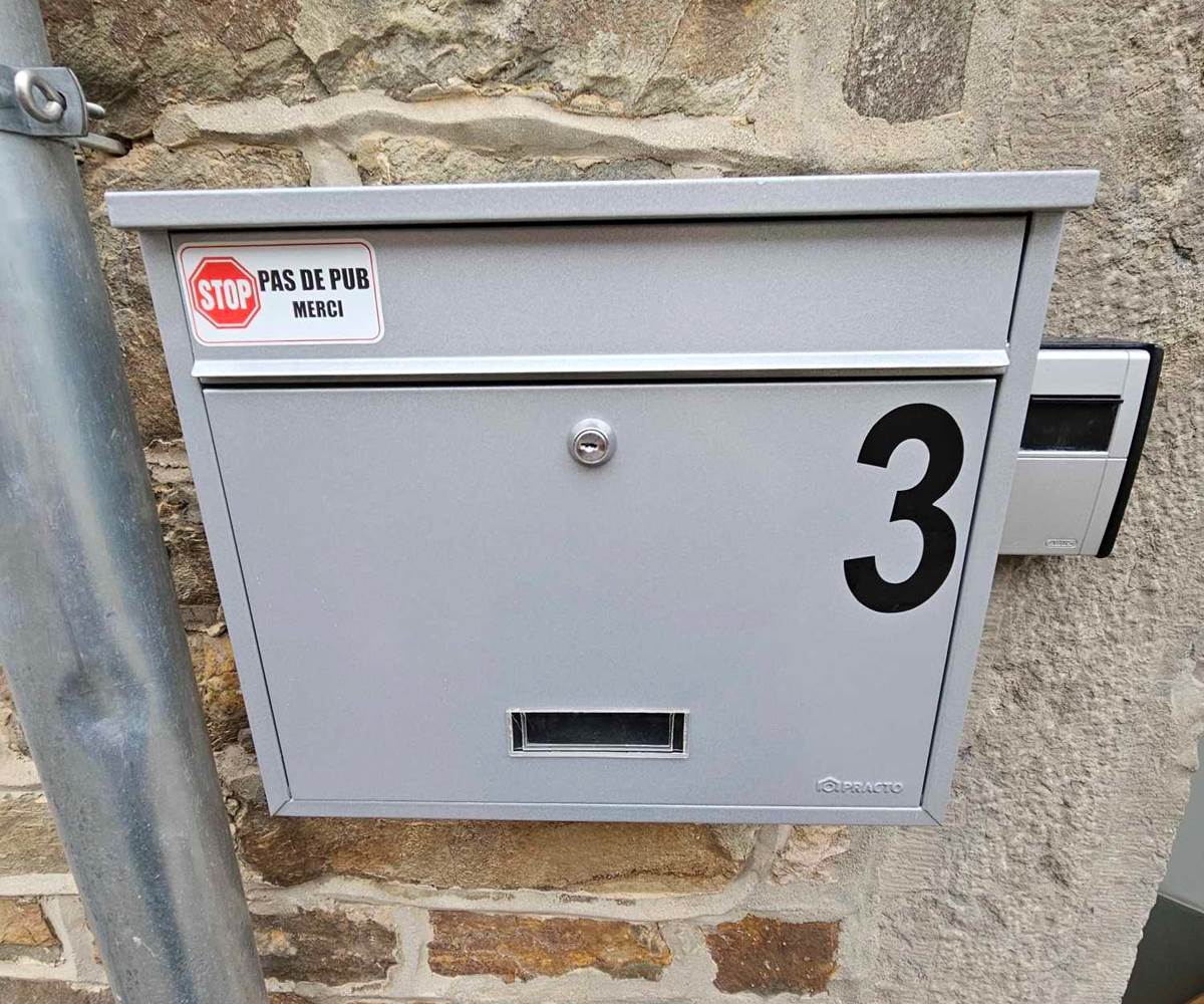 L'ESCAPADE-DE-SAINT-HUBERT-Boîte-Aux-Lettres