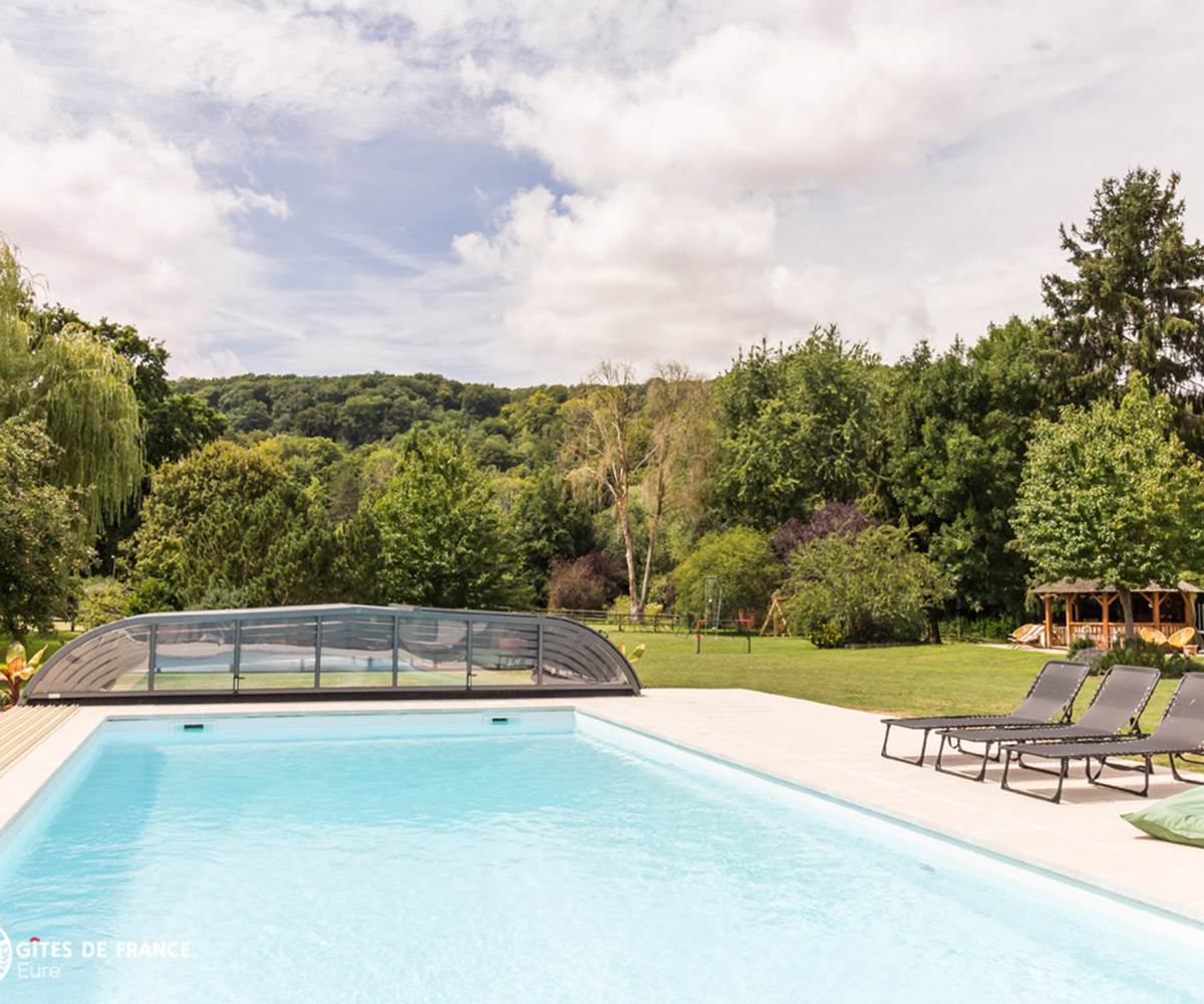 Piscine couverte et chauffée du 01 mai au 15 septembre (11Mx5M)