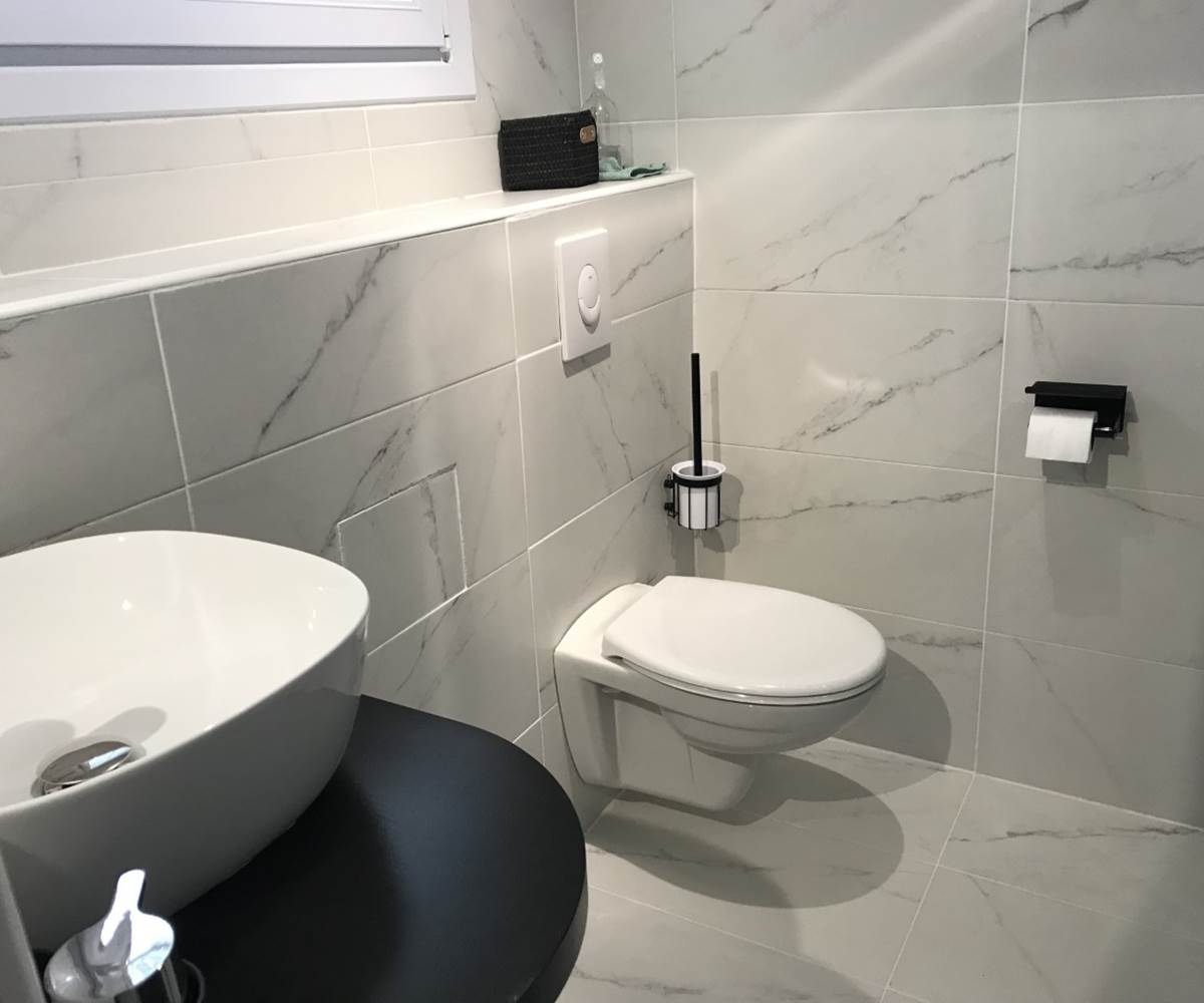 salle d'eau côté toilettes