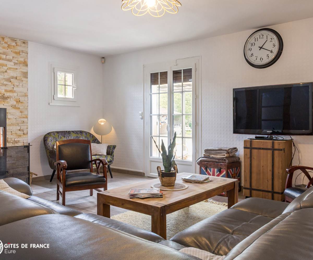 Le séjour et sa vue dur la nature et la piscine