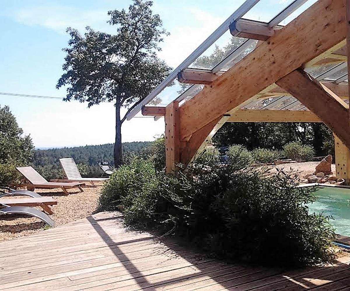 Plage et verrière de la piscine chauffée