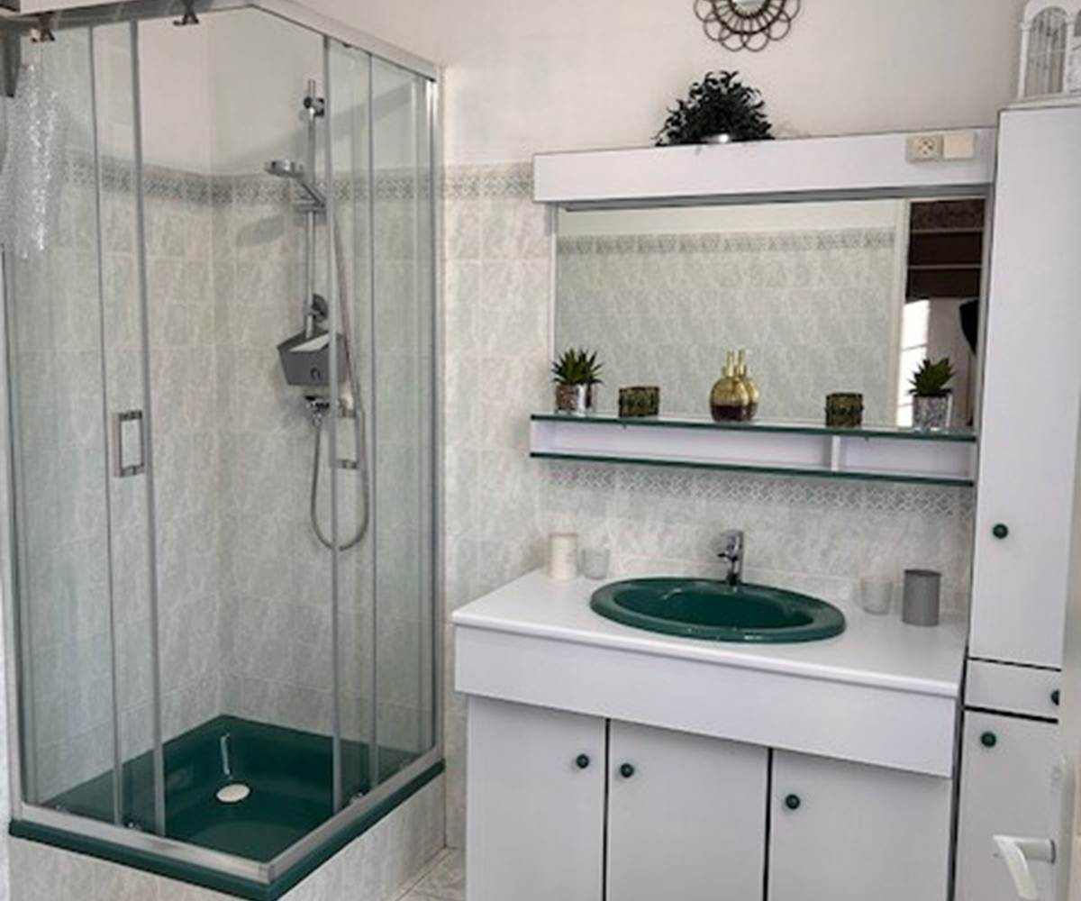 La salle de bain (douche et baignoire) attenante à la Belle époque