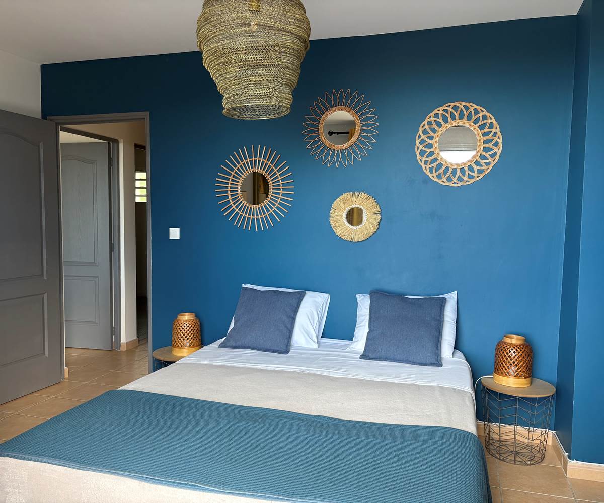 Chambre Tafia et sa terrasse vue mer, lit Queen-size et climatisation