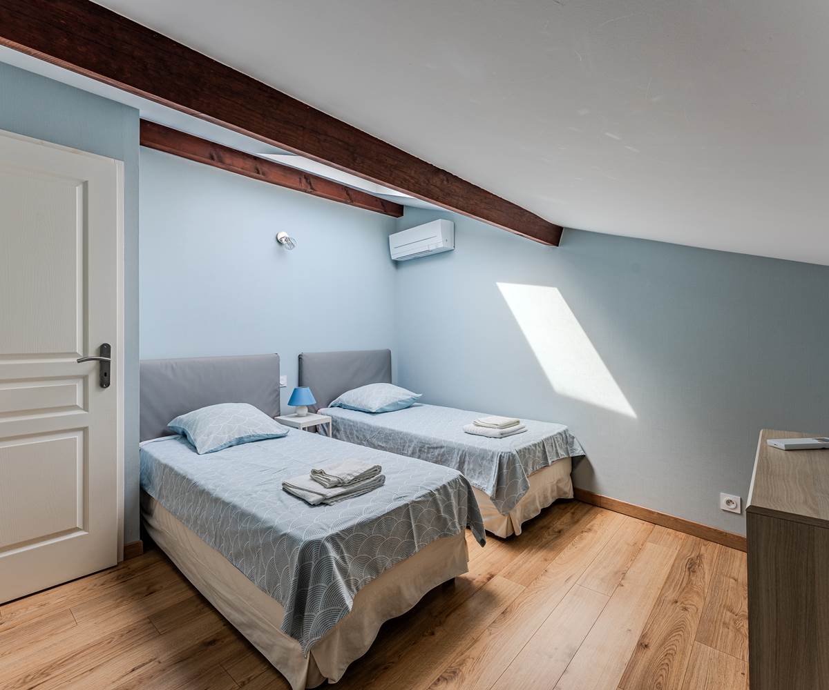 Chambre 2 lits simples gîte 2 climatisée