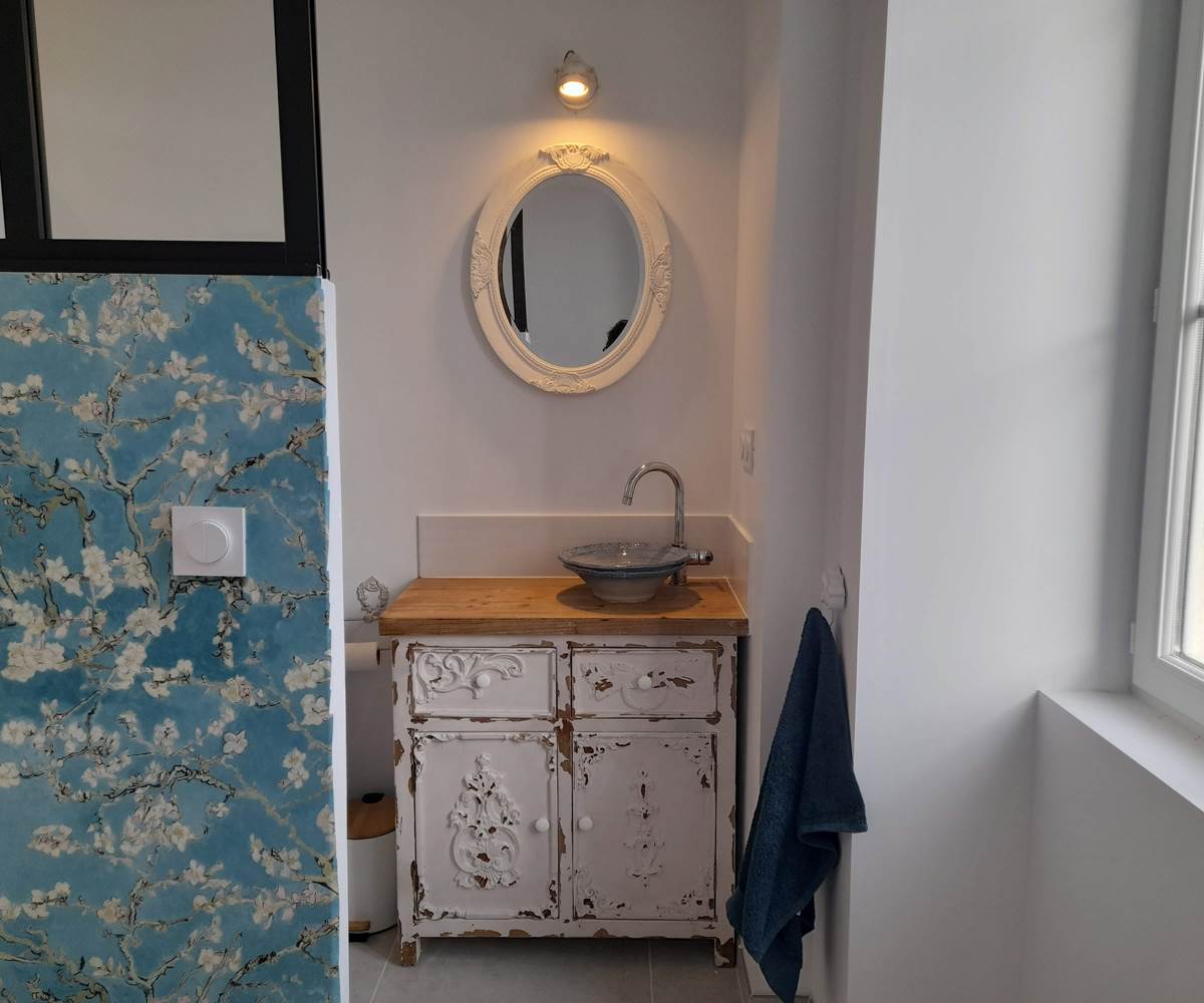 Entrée de la salle de bain de la Chambre Cerisier