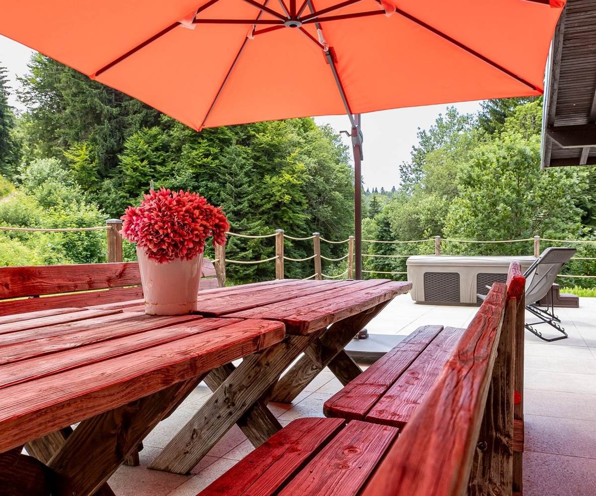 La terrasse avec Jacuzzi