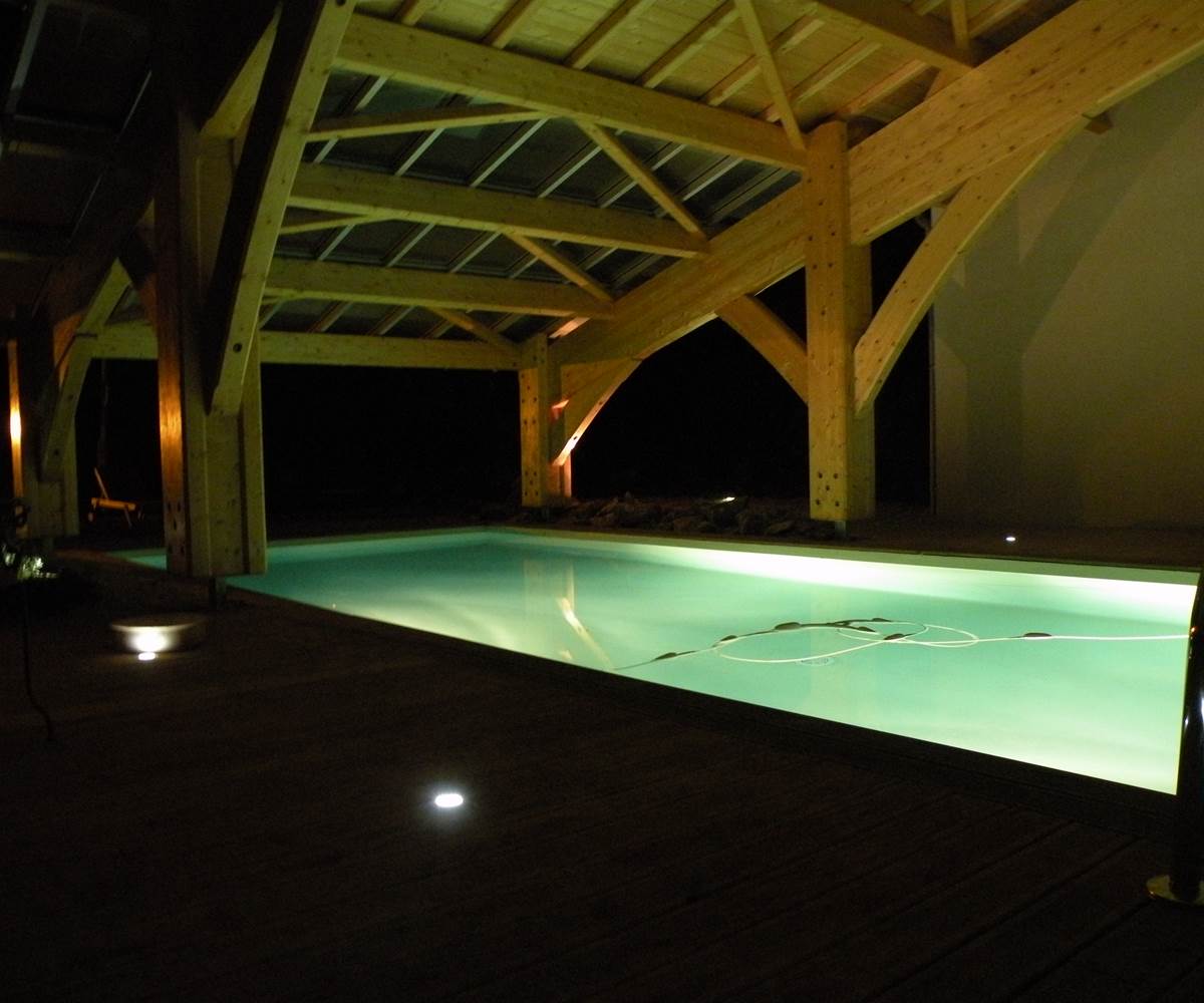 Vue de nuit de la piscine chauffée