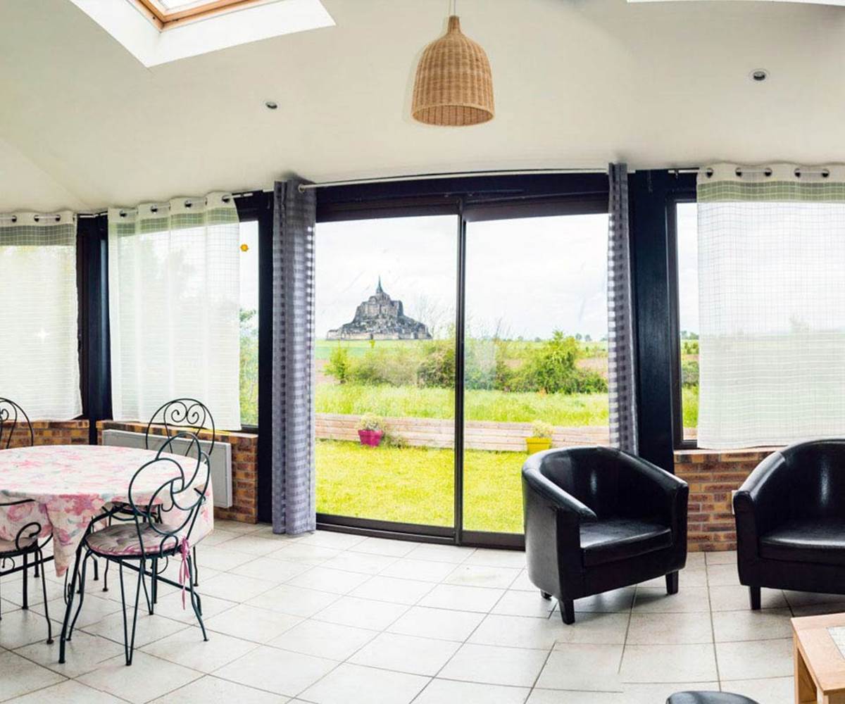 Gite pour 12 personnes, salon avec vue imprenable sur le mont Saint Michel,