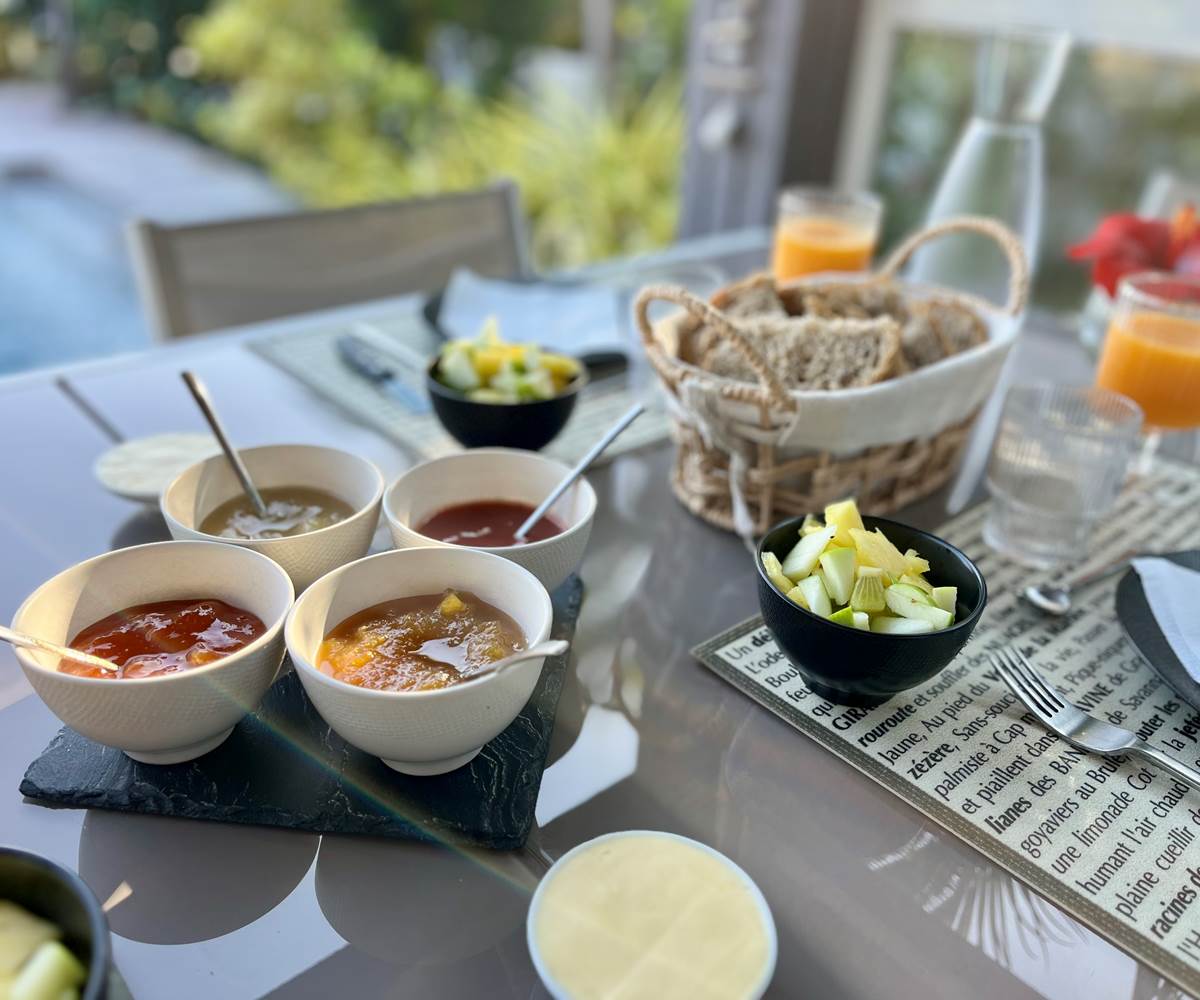 Petit-déjeuner maison au bord de la piscine pour bien démarrer la journée !