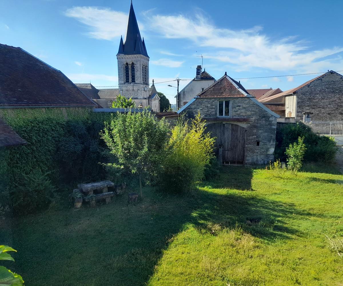 Vue depuis la chambre en matinée. La chambre est exposée plein sud.