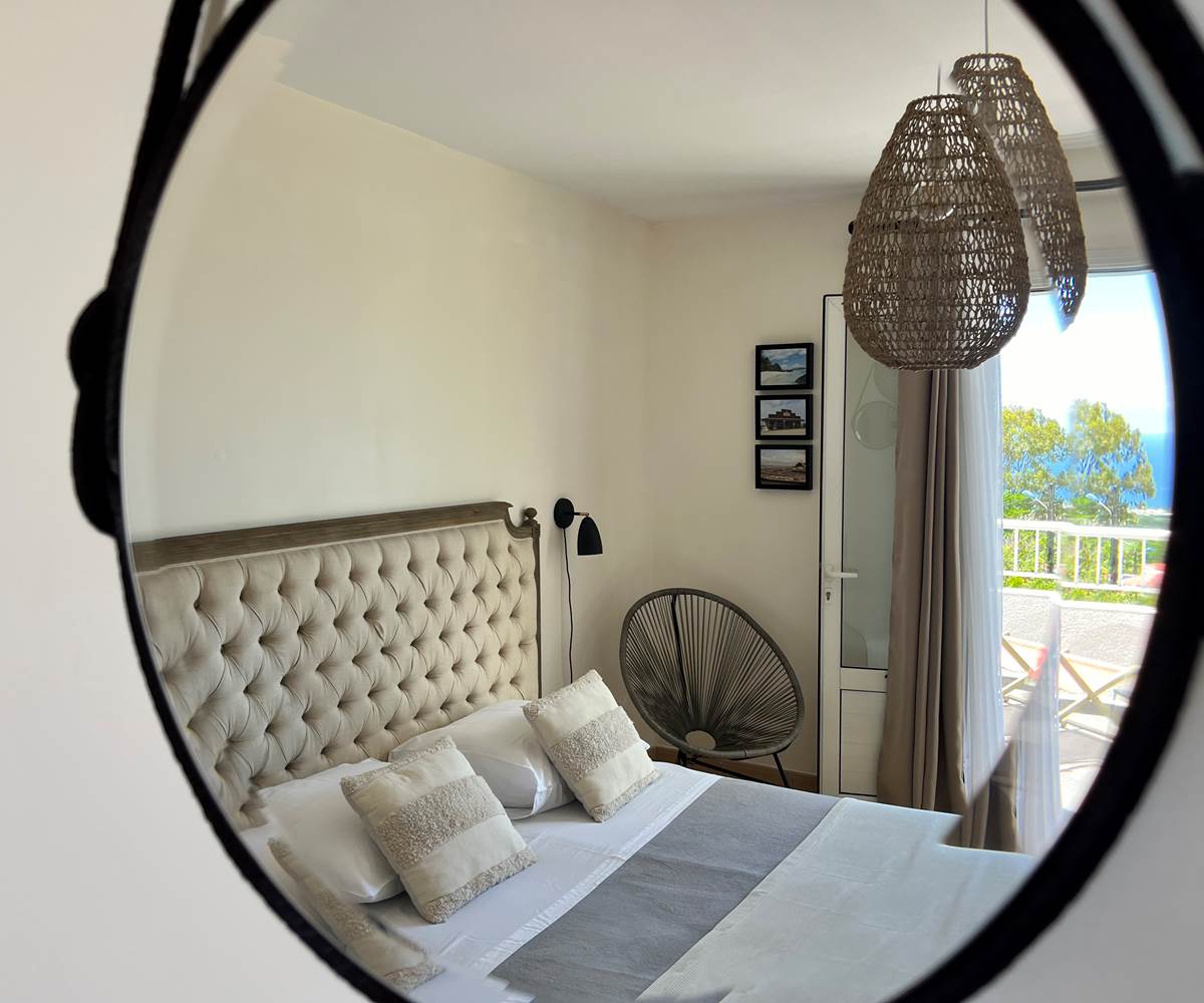 Chambre Galabé et sa terrasse vue mer, lit Queen-size et climatisation
