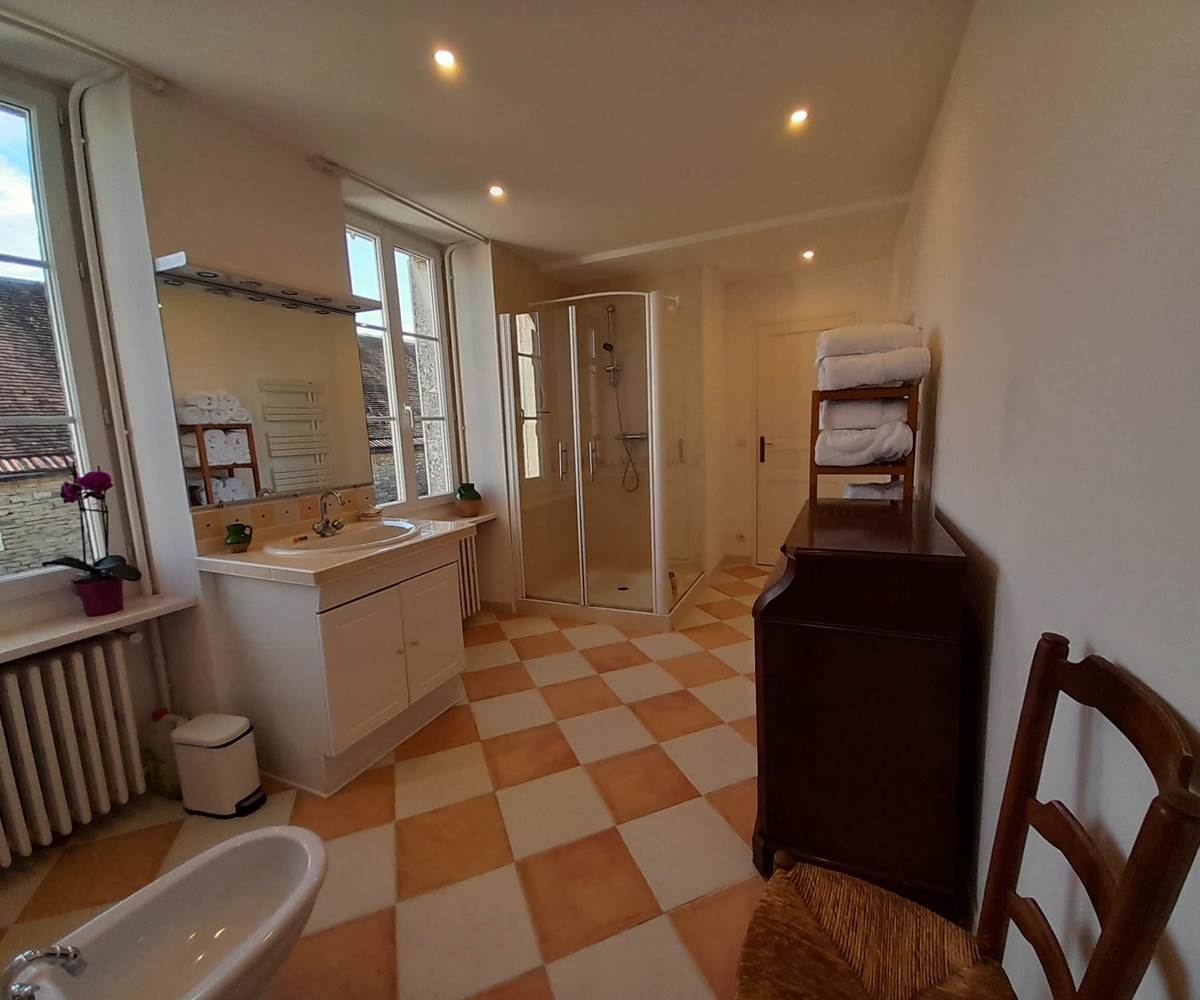 Salle d'eau partagé avec la Chambre Maulnes