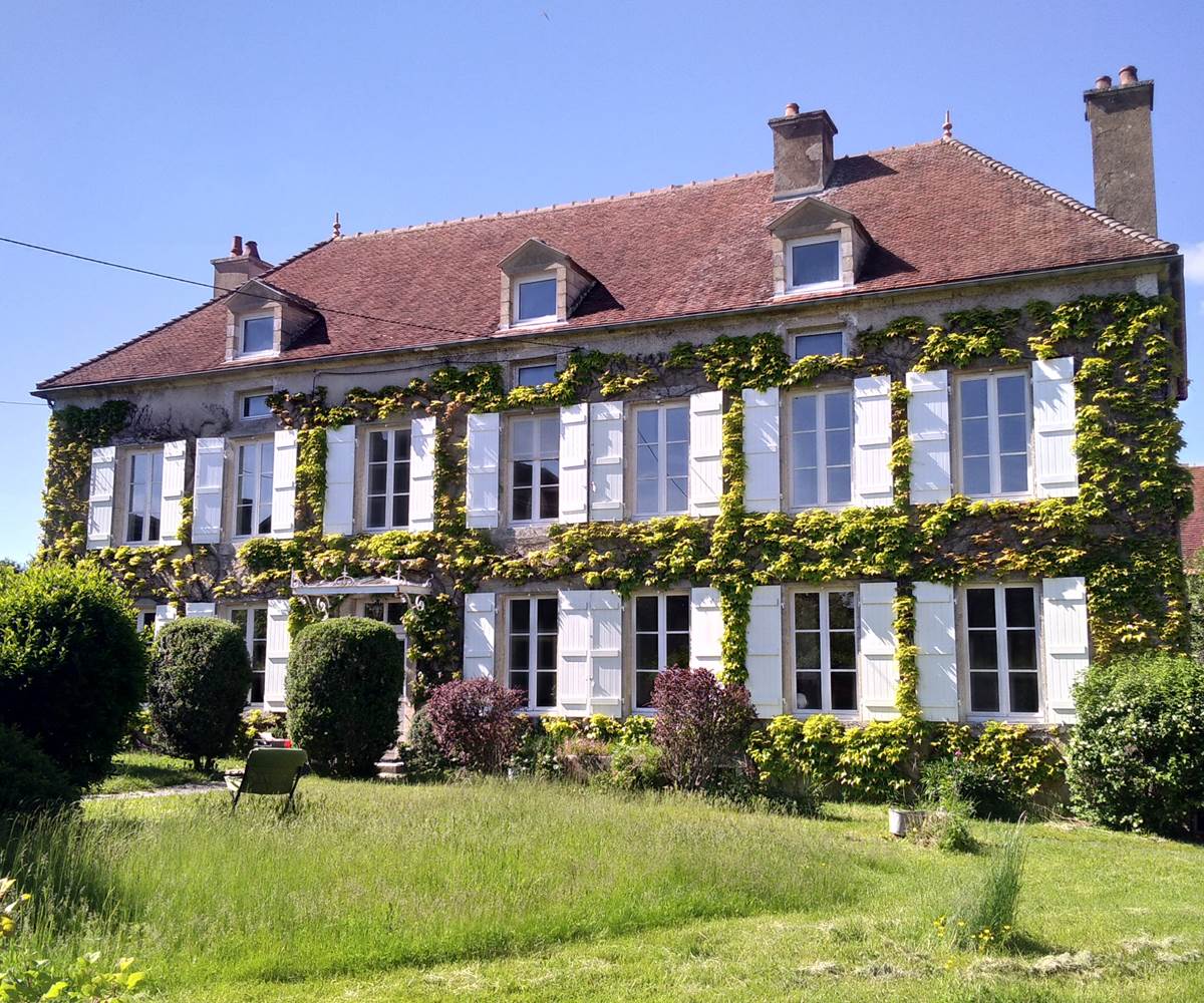 La chambre donne de ce côté de la maison