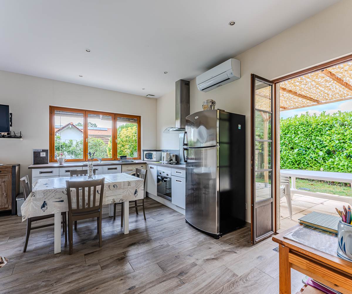 Cuine gîte 1 sortie terrasse