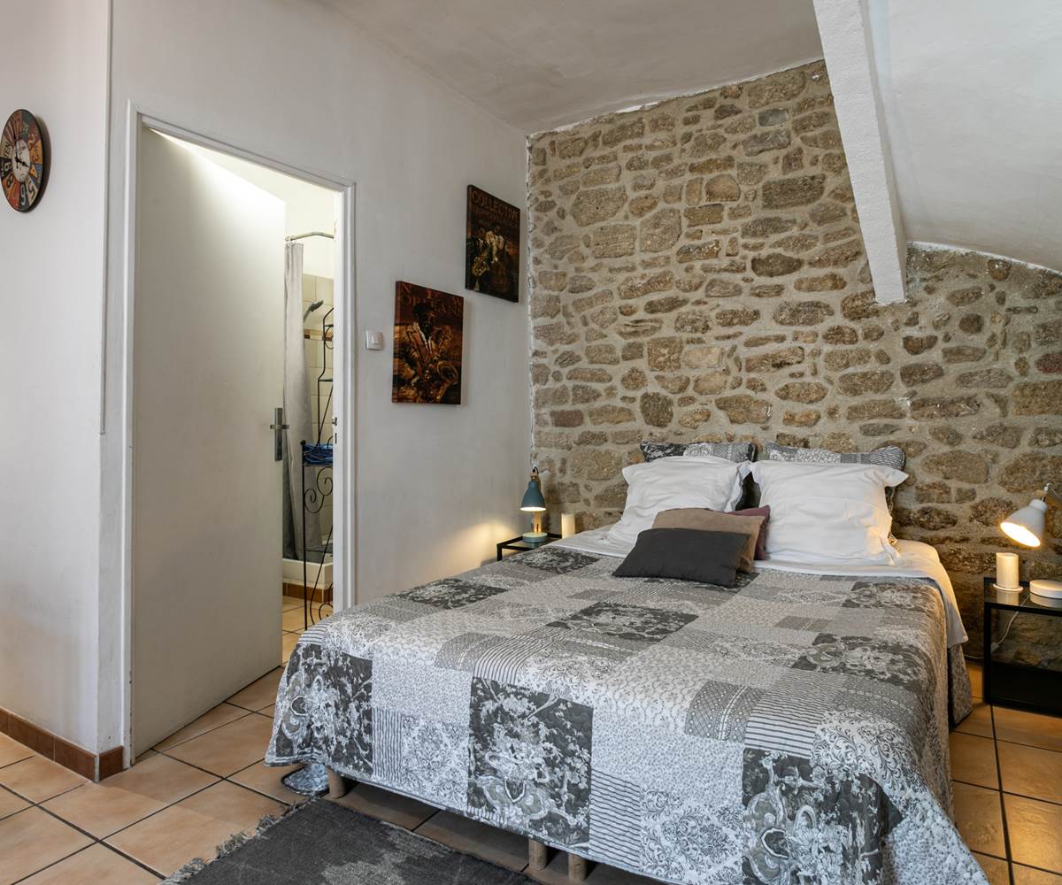 Lit queen size au premier étage