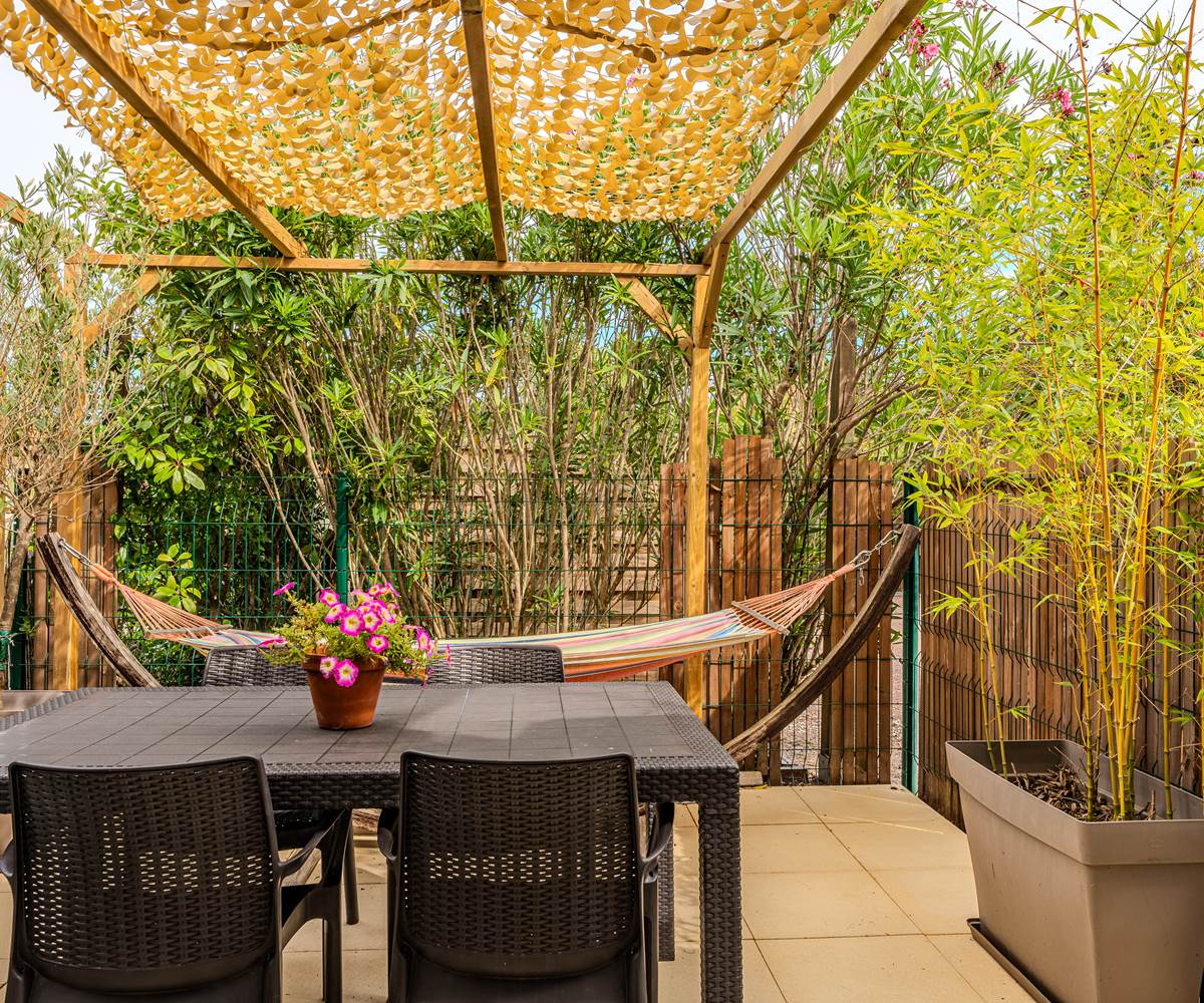 Terrasse gîte 2 avec hamac