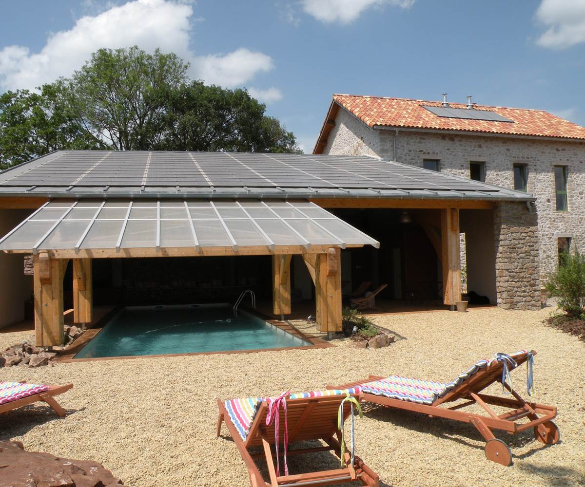 Vue de la piscine et du toit photovoltaïque
