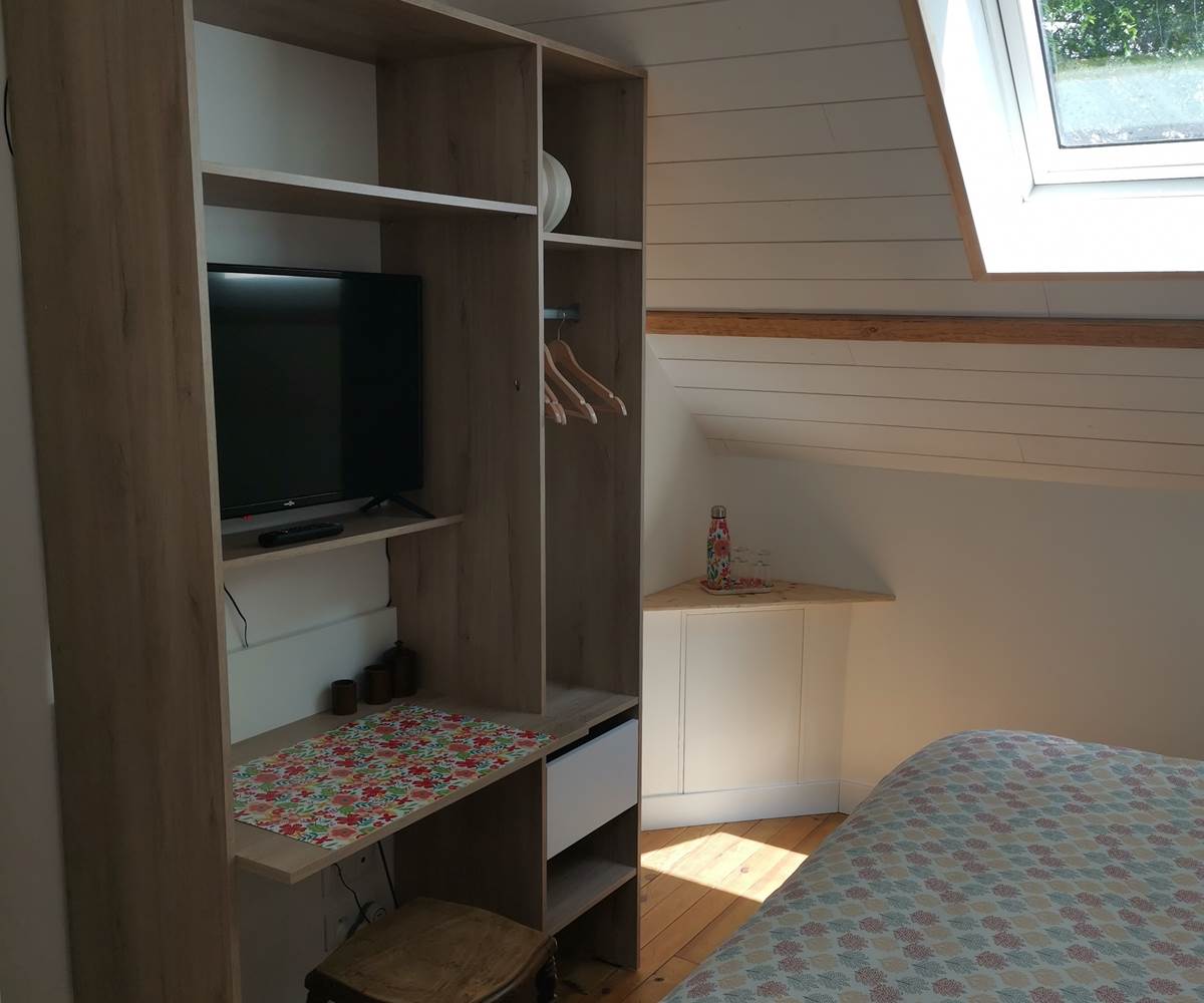 Bureau/Penderie de la chambre d'hôte Les 3 cèdres du Moulin de La Retardière à Orvault