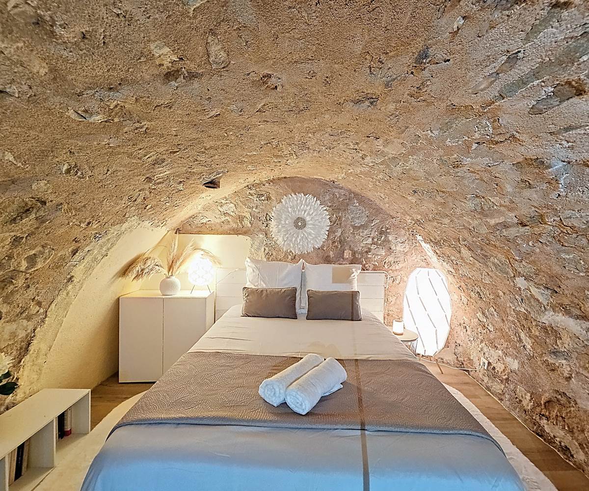 Chambre voûtée en pierres au caractère unique.