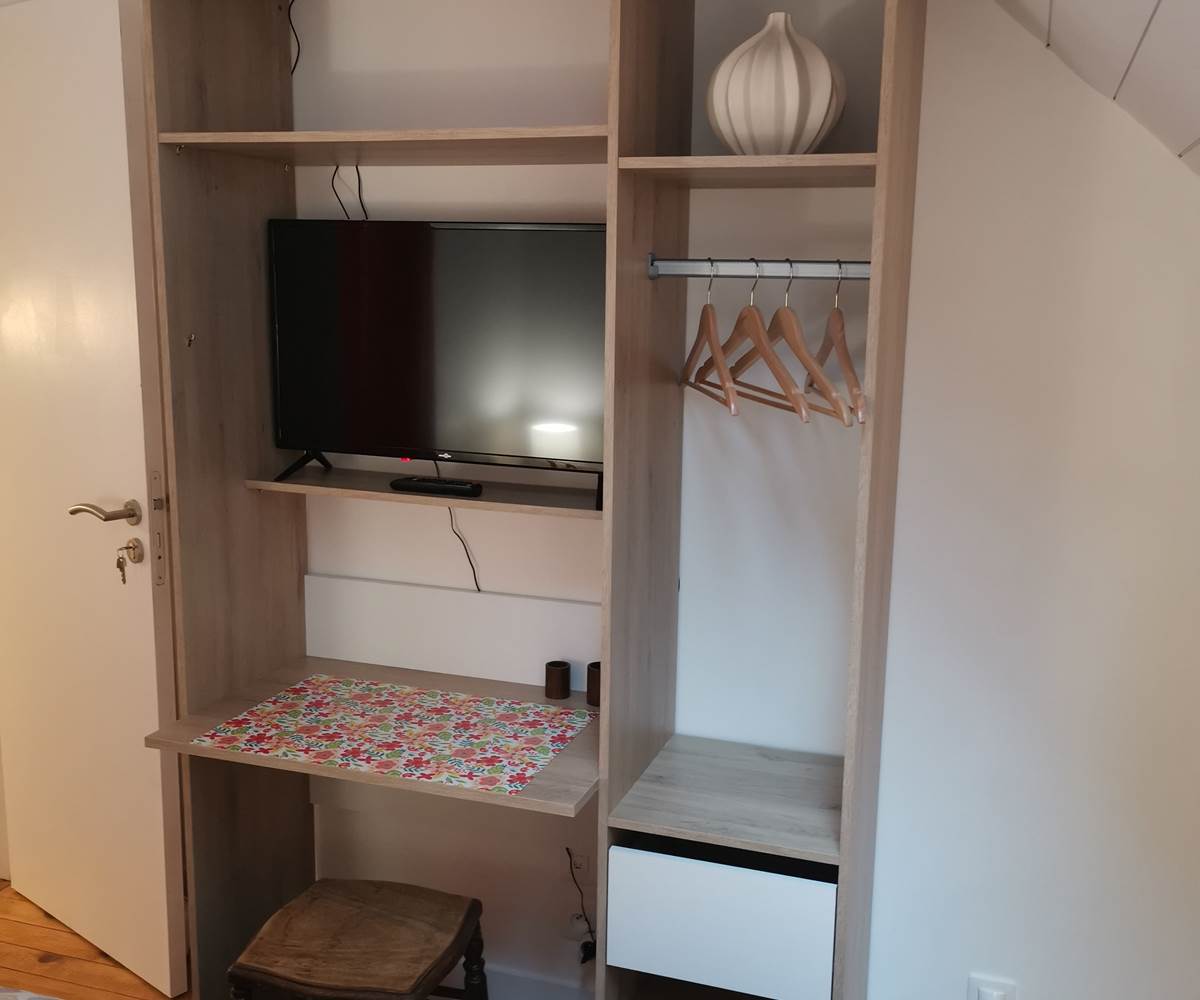 Penderie/Bureau de la chambre d'hôte Les 3 cèdres du Moulin de La Retardière à Orvault