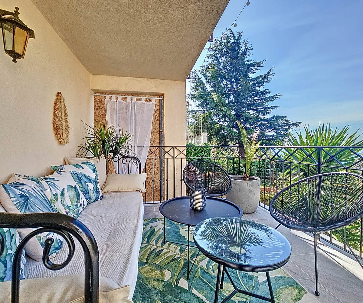 Terrasse ensoleillée, décorée dans un esprit bohème chic.